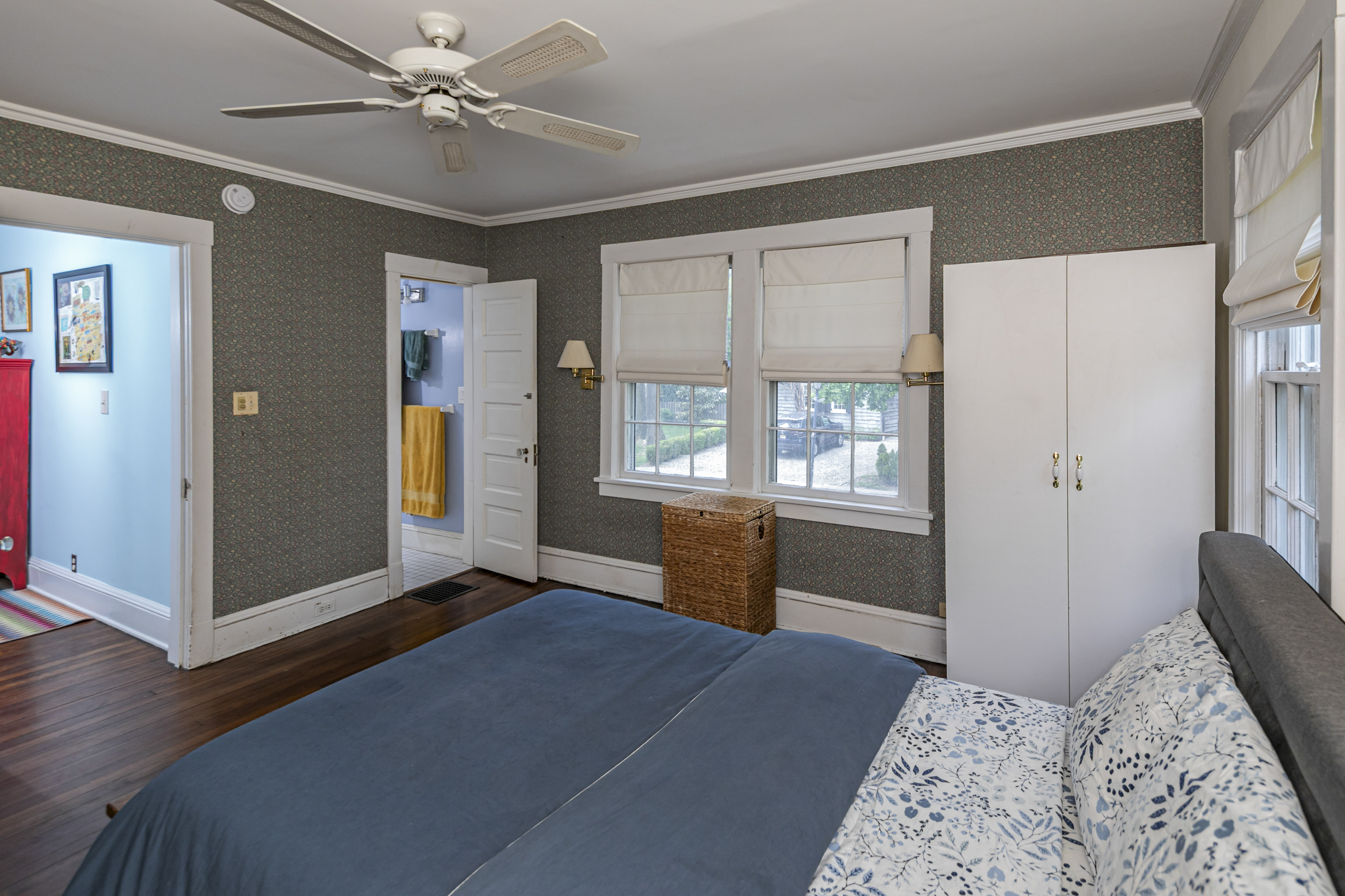  Storybook Princeton Home With Garden, Ponds, Parking, and In-town Location - 物件實景