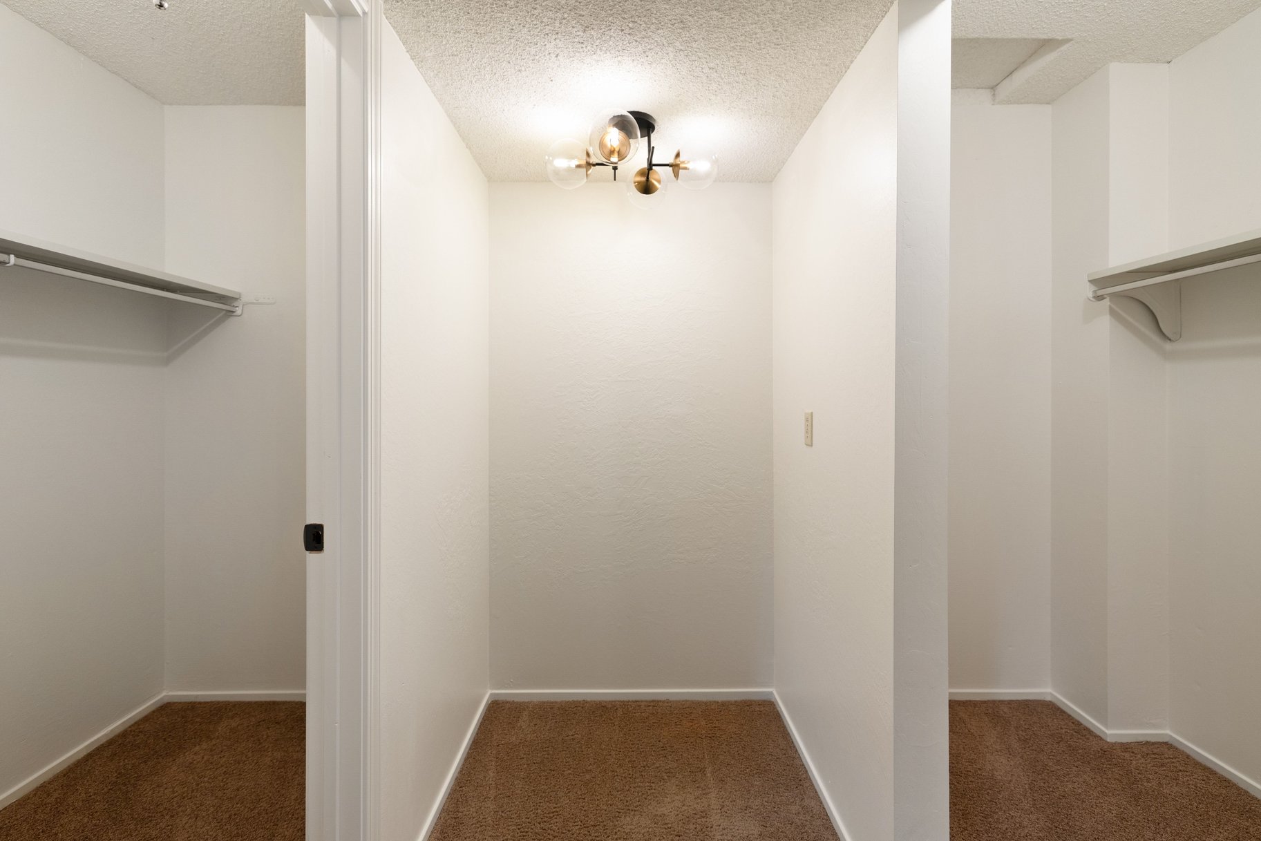  Updated and Well Located Lake Forest Glen Condo - 物件實景