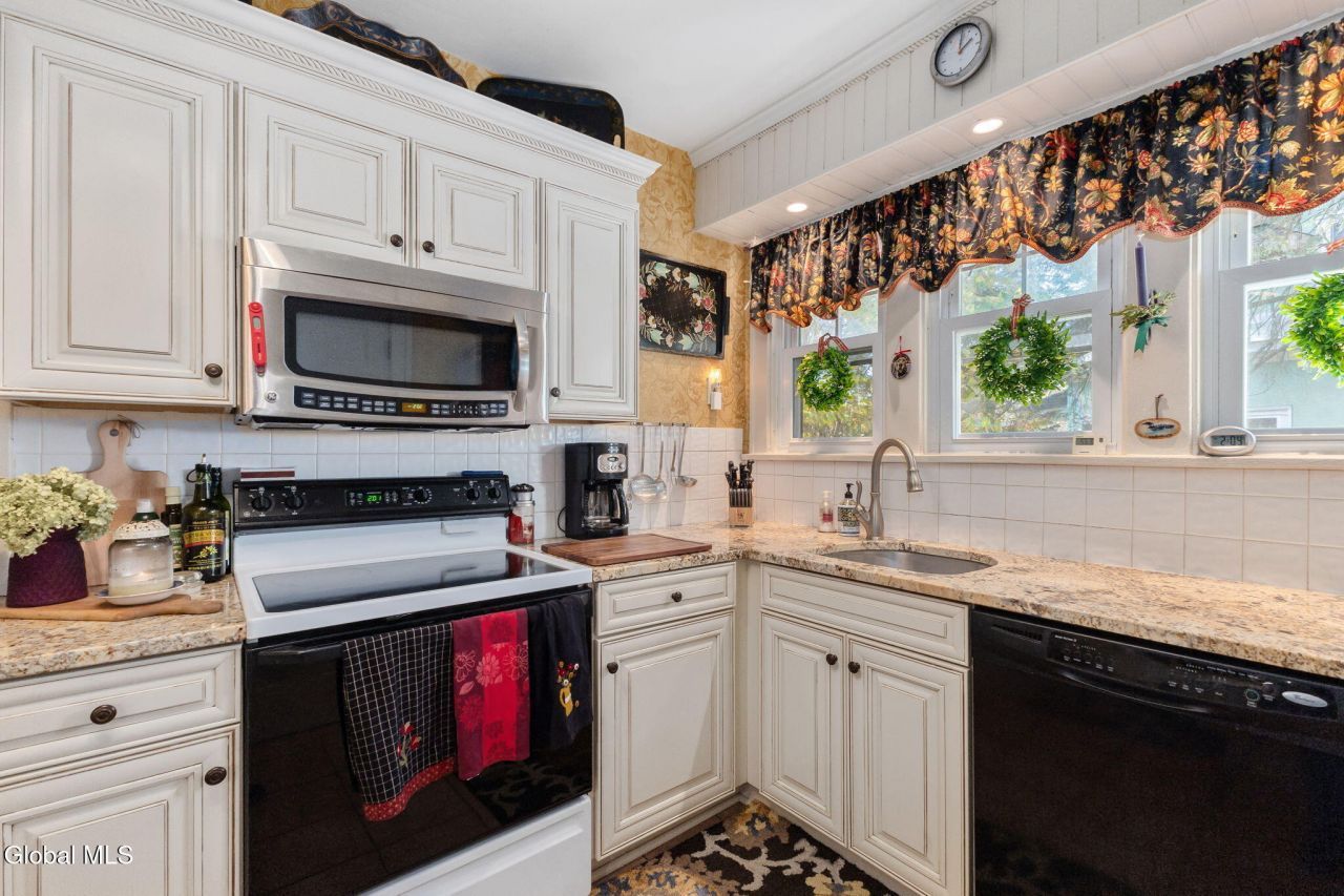 Niskayuna, New York, 12309, United States, 5 Bedrooms Bedrooms, ,3 BathroomsBathrooms,Residential,For Sale,1988361