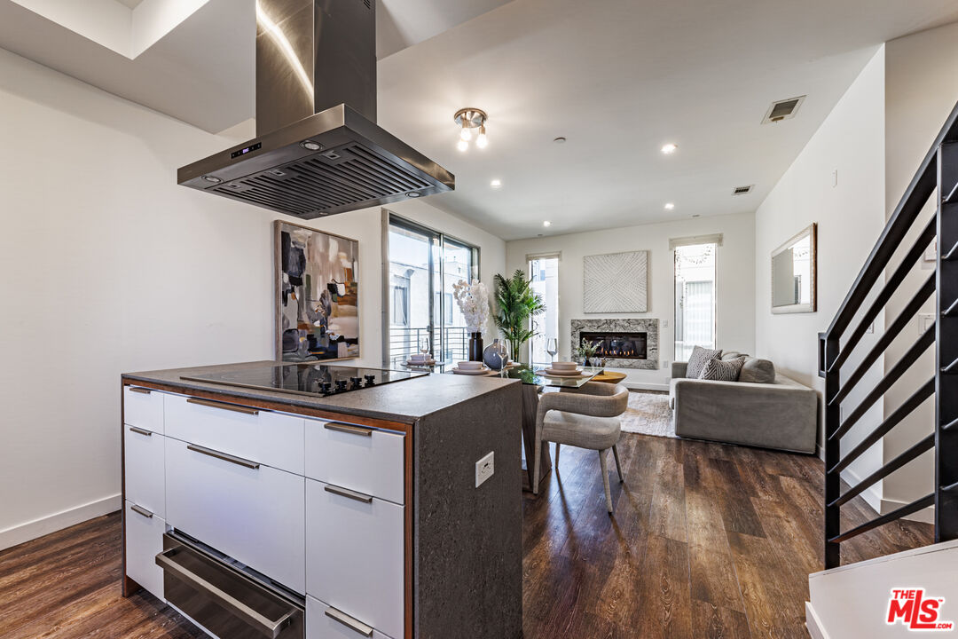 Los Angeles, California, 90025, United States, 9 Bedrooms Bedrooms, ,Residential,For Sale,1940770