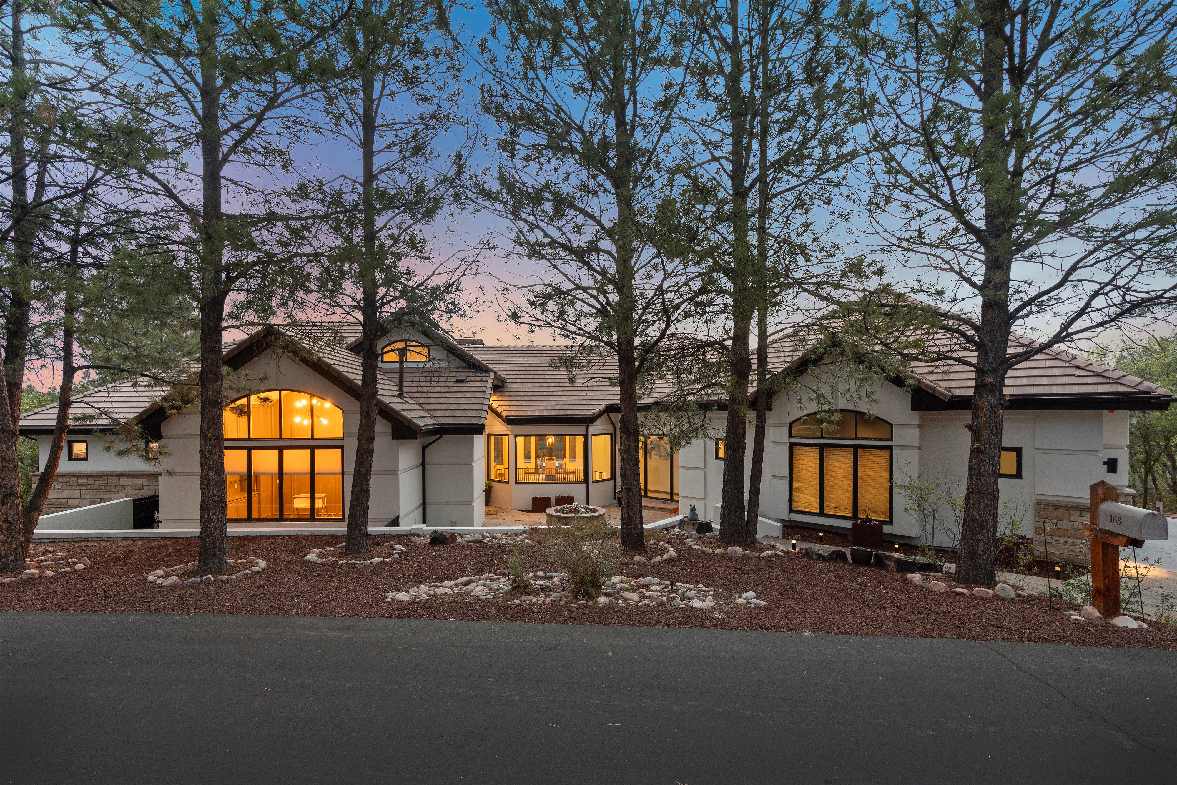  Remodeled 4 Bed 6 Bath Residence Offering Mountain, Sunset Views & Privacy - 物件實景