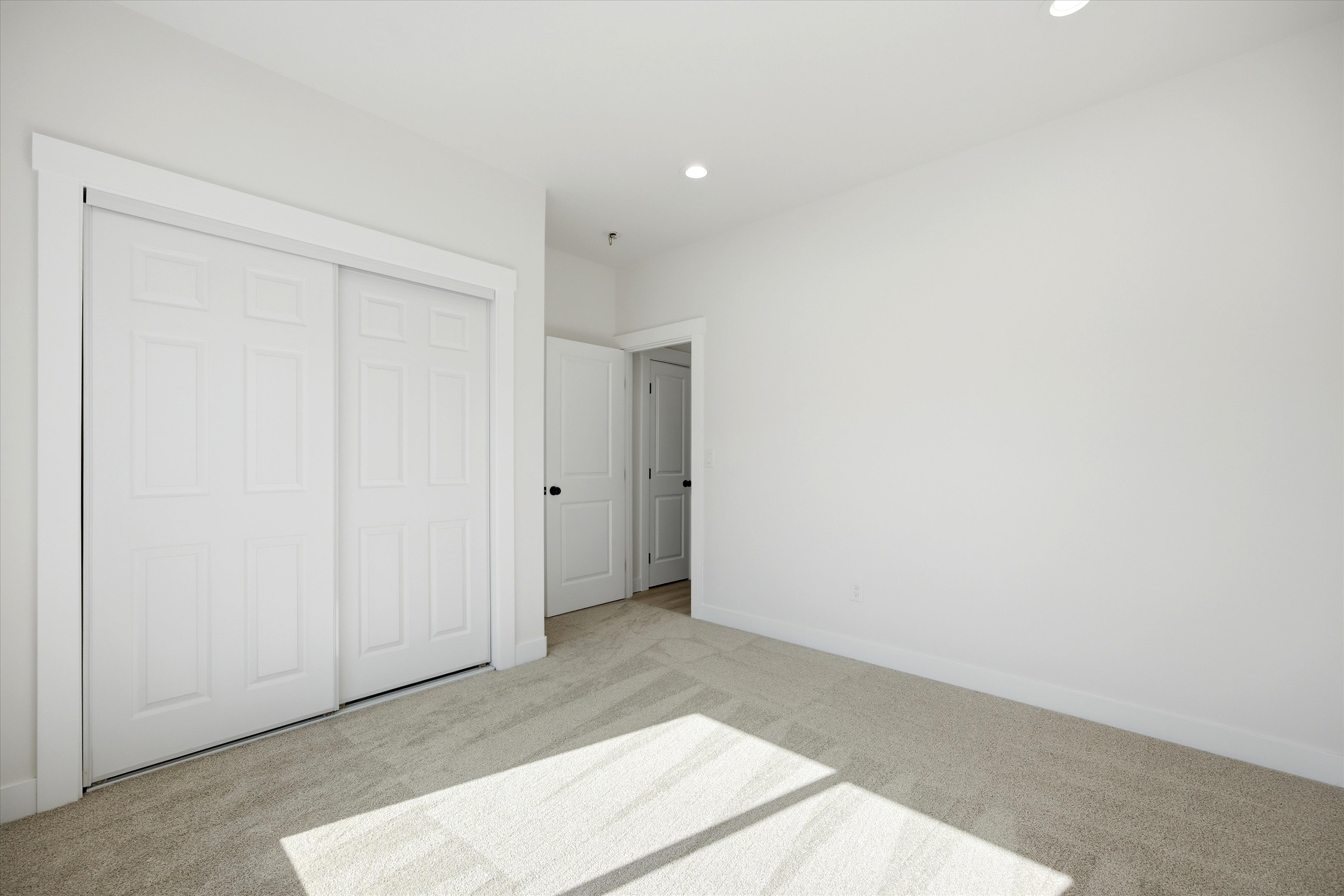  New 5-Bed Home w/ Daylight Basement & 3-Car Garage - 物件實景