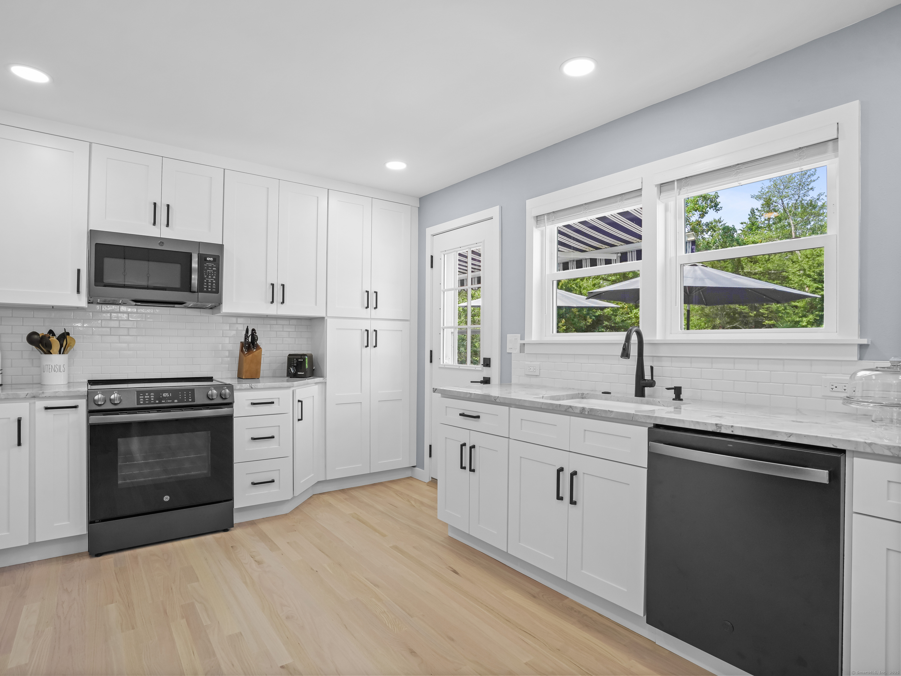 Trumbull, Connecticut, 06611, United States, 2 Bedrooms Bedrooms, ,2 BathroomsBathrooms,Residential,For Sale,1917497
