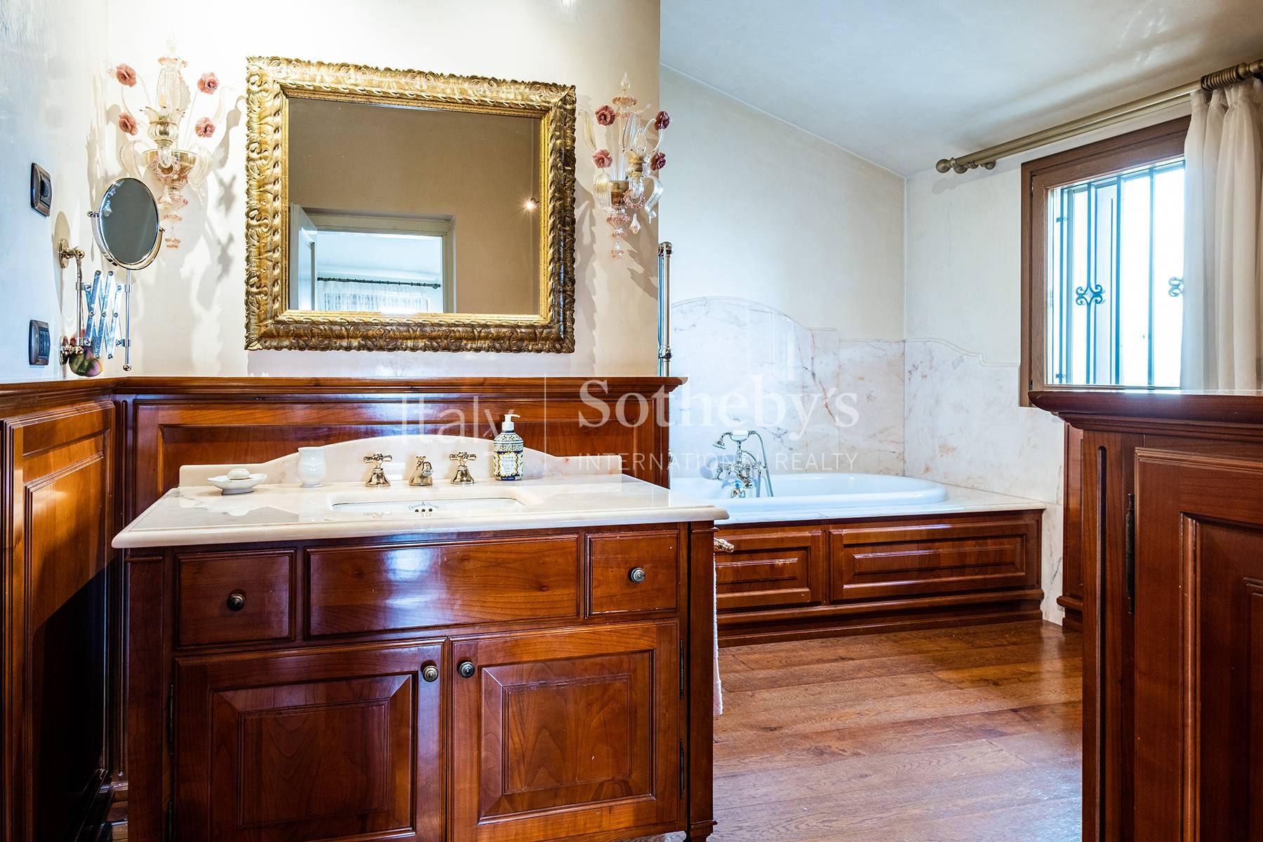  Hillside villa with olive grove and caretaker