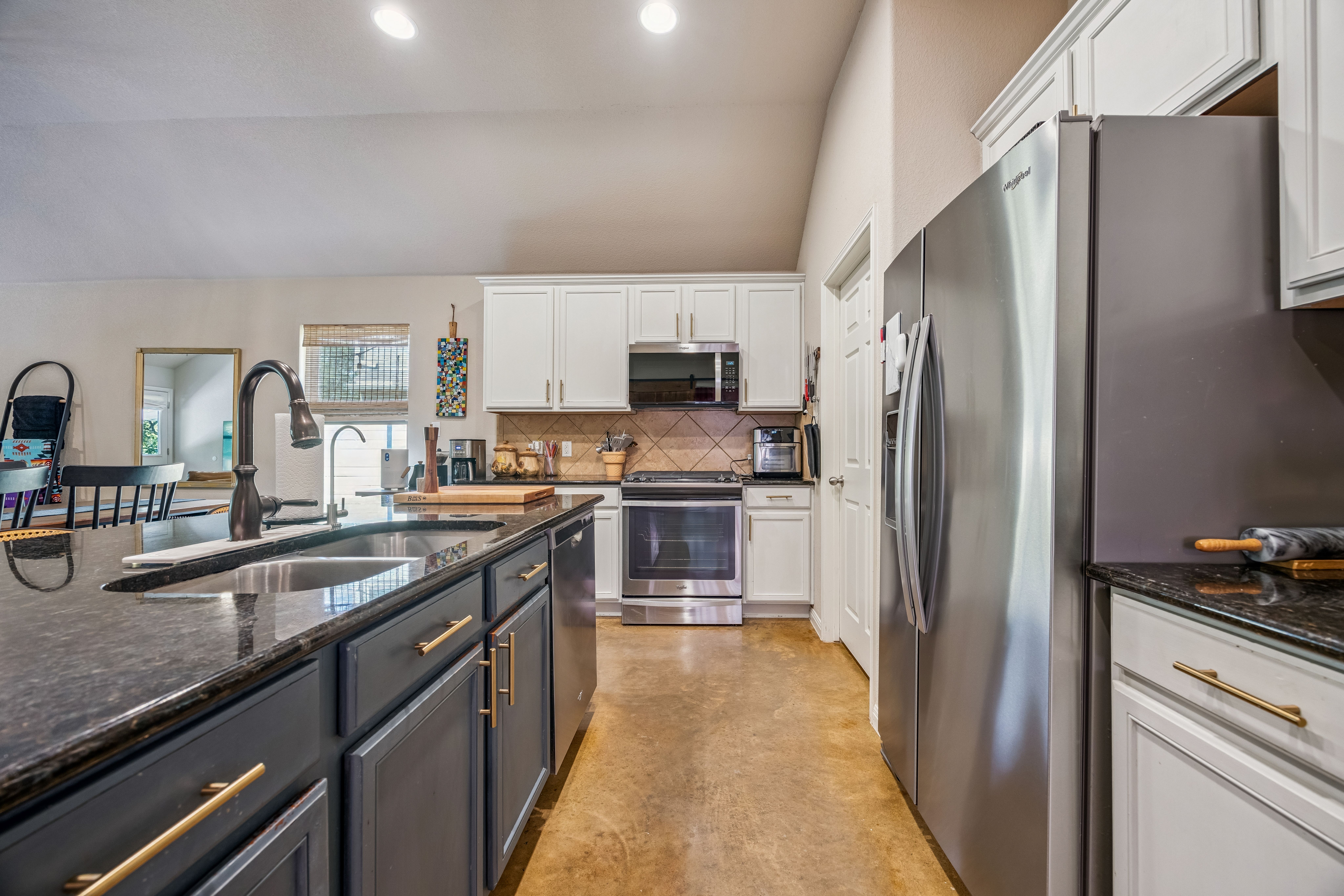 Single-Story Retreat Backing to Greenbelt in Knollwood on the Colorado River - 物件實景