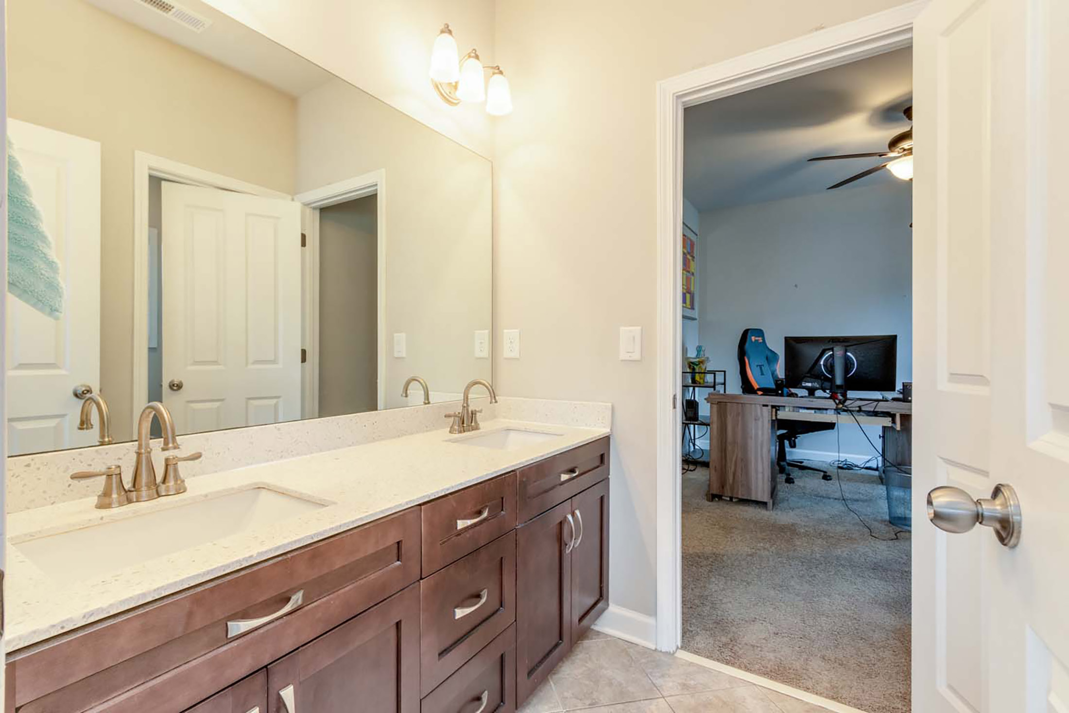  Four-Bedroom Brick Corner Lot in Jamestown - 物件實景