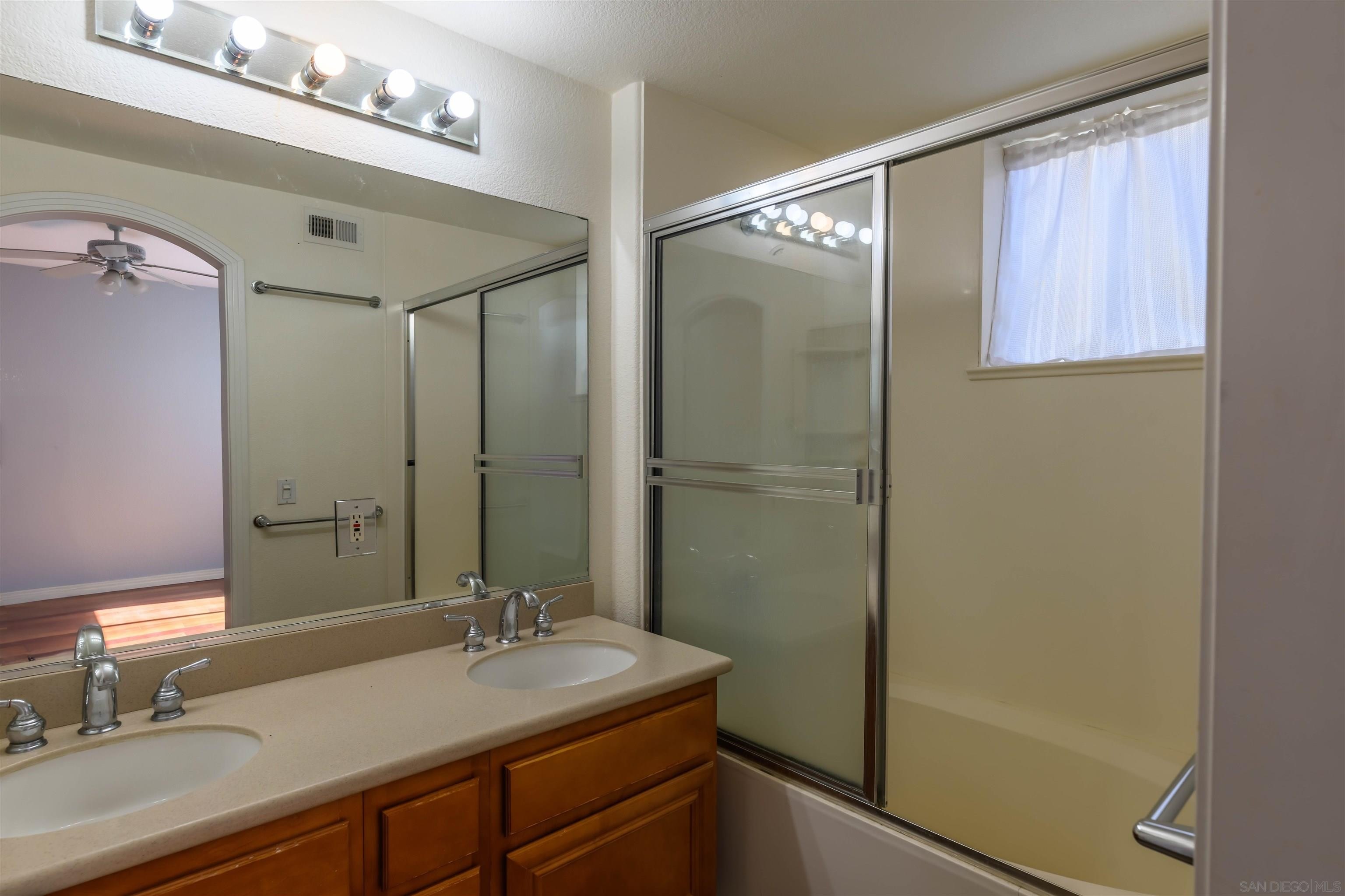 San Diego, California, 92101, United States, 2 Bedrooms Bedrooms, ,3 BathroomsBathrooms,Residential,For Sale,1713203