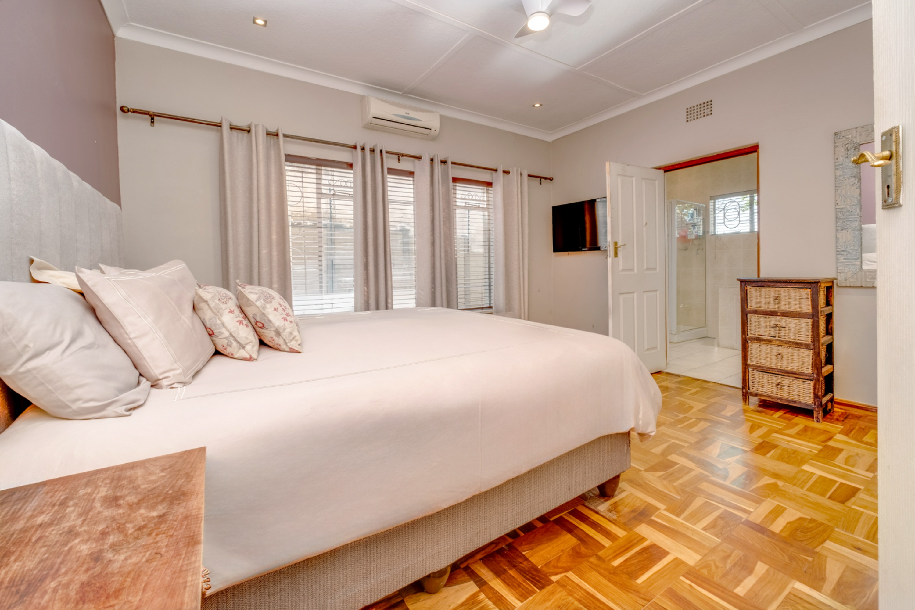  Fabulous Family Home with Charm, Character & Bonus Cottage - 物件實景