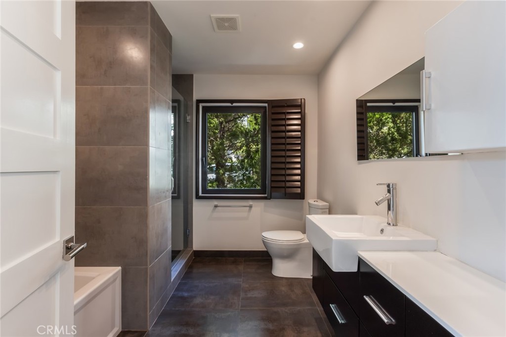 Glendale, California, 91207, United States, 4 Bedrooms Bedrooms, ,5 BathroomsBathrooms,Residential,For Sale,1934698