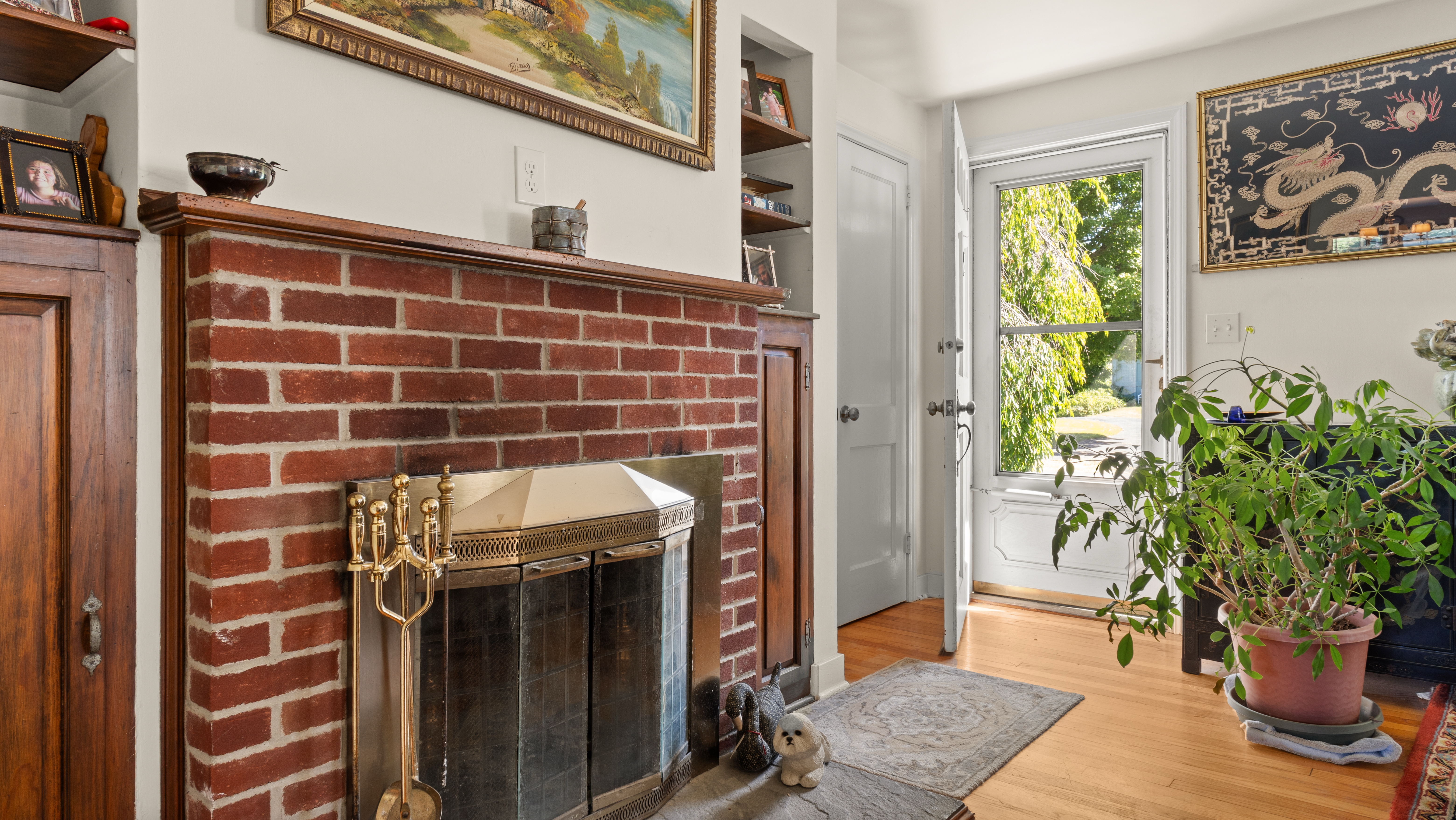  CHARMING IN-TOWN CAPE ON SPACIOUS LOT WITH INGROUND POOL - 物件實景
