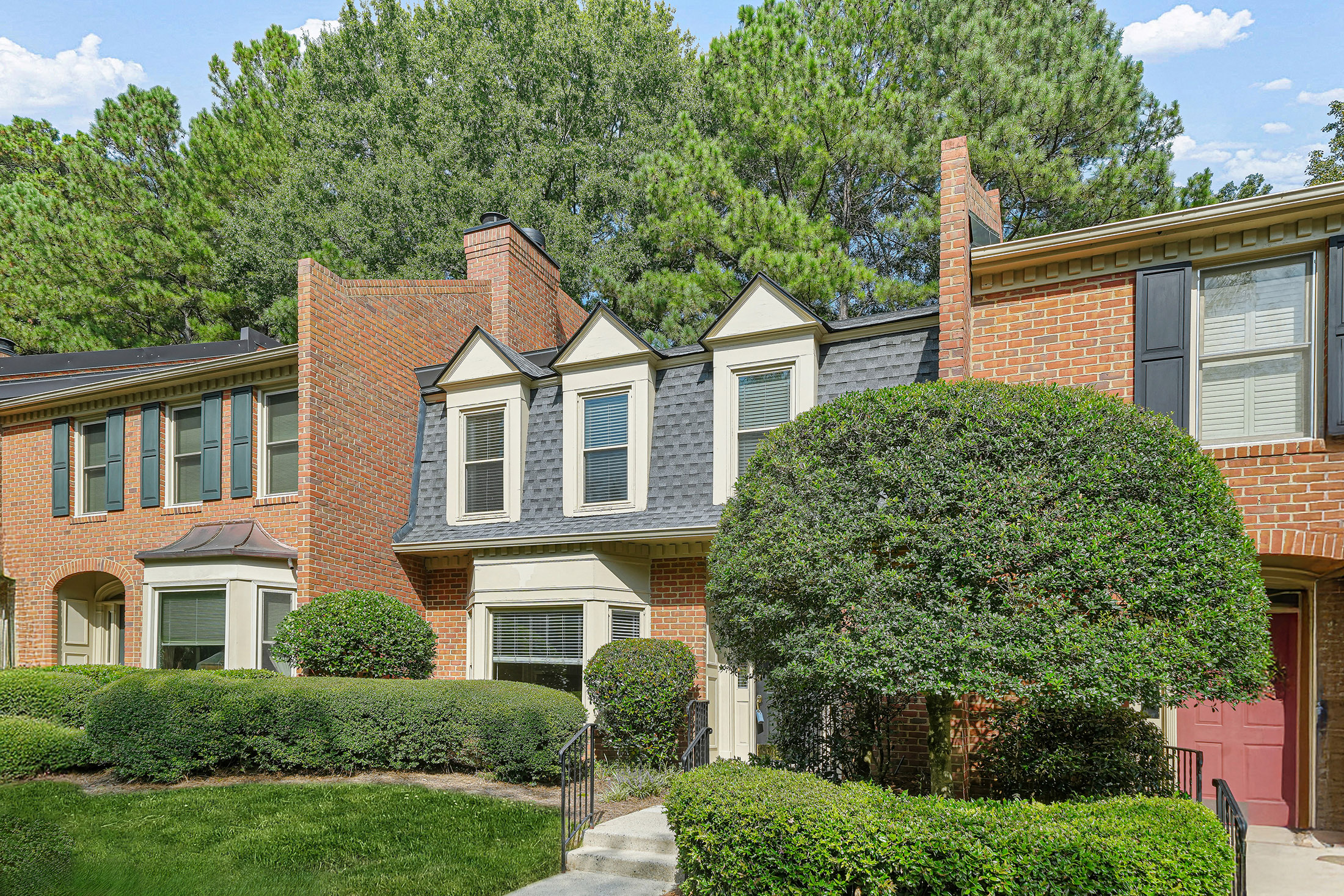  Beautiful Brick Townhome Offers Peaceful Park-like Living in Buckhead - 物件實景