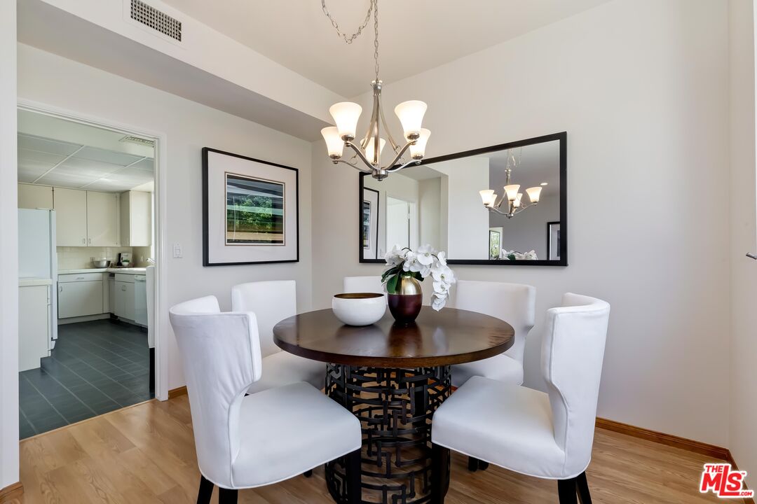 Santa Monica, California, 90403, United States, 2 Bedrooms Bedrooms, ,2 BathroomsBathrooms,Residential,For Sale,2003449