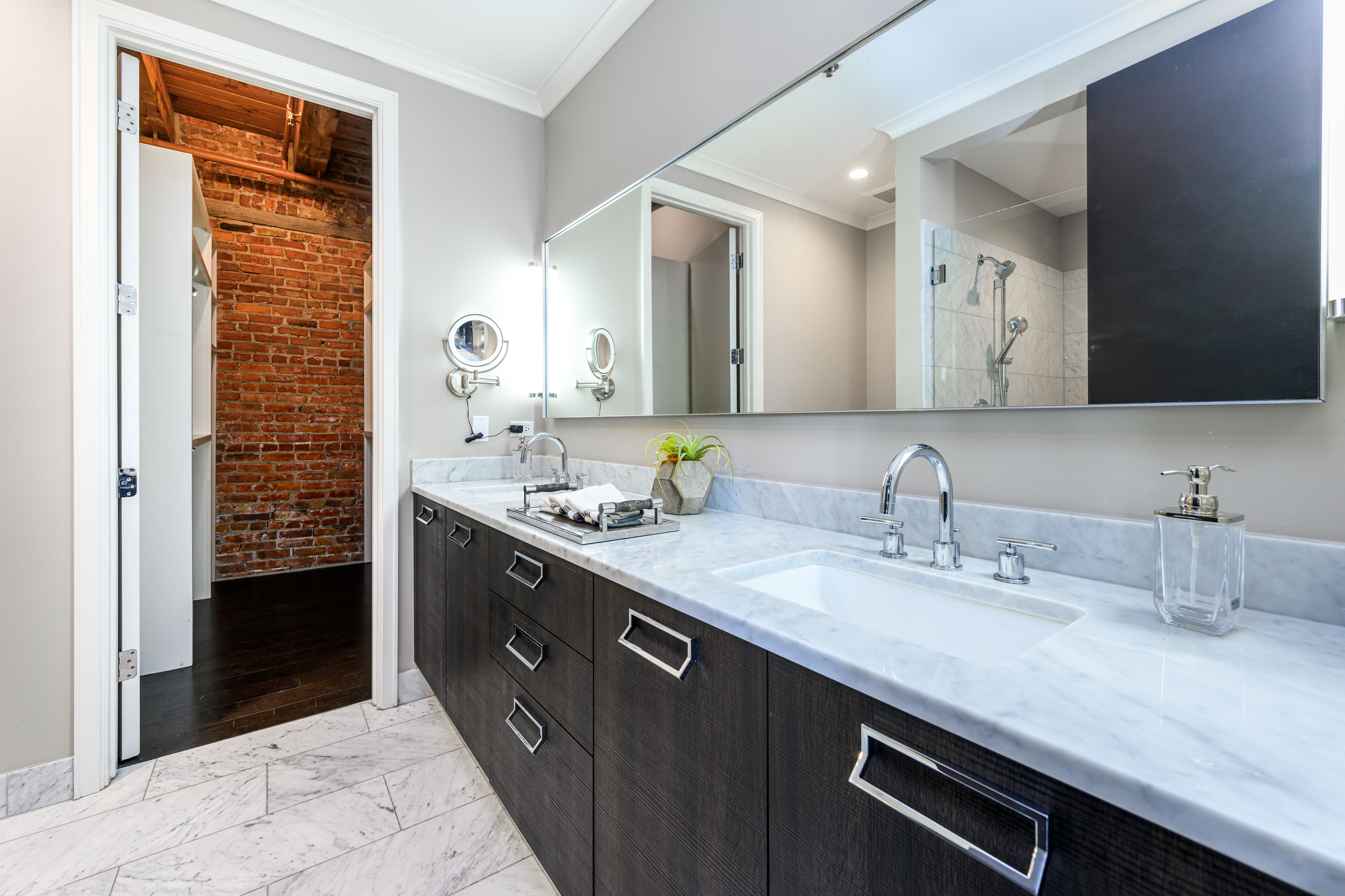  Stunning Mod Corner Loft with Downtown Views - 物件實景