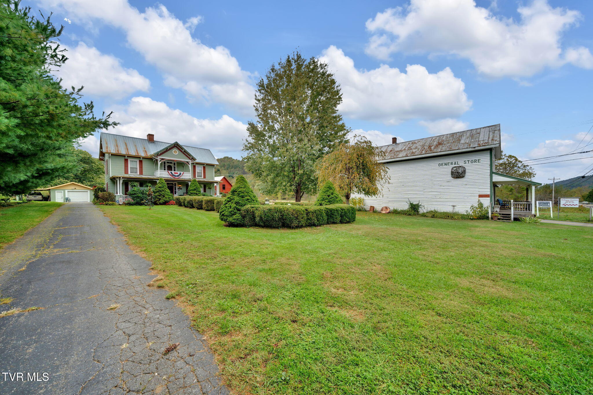 Roan Mountain, Tennessee, 37687, United States, 4 Bedrooms Bedrooms, ,2 BathroomsBathrooms,Residential,For Sale,2010992