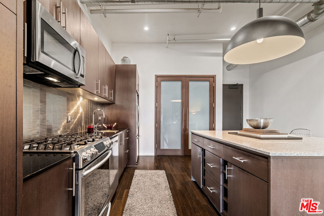 Los Angeles, California, 90028, United States, 2 Bedrooms Bedrooms, ,2 BathroomsBathrooms,Residential,For Sale,1827936