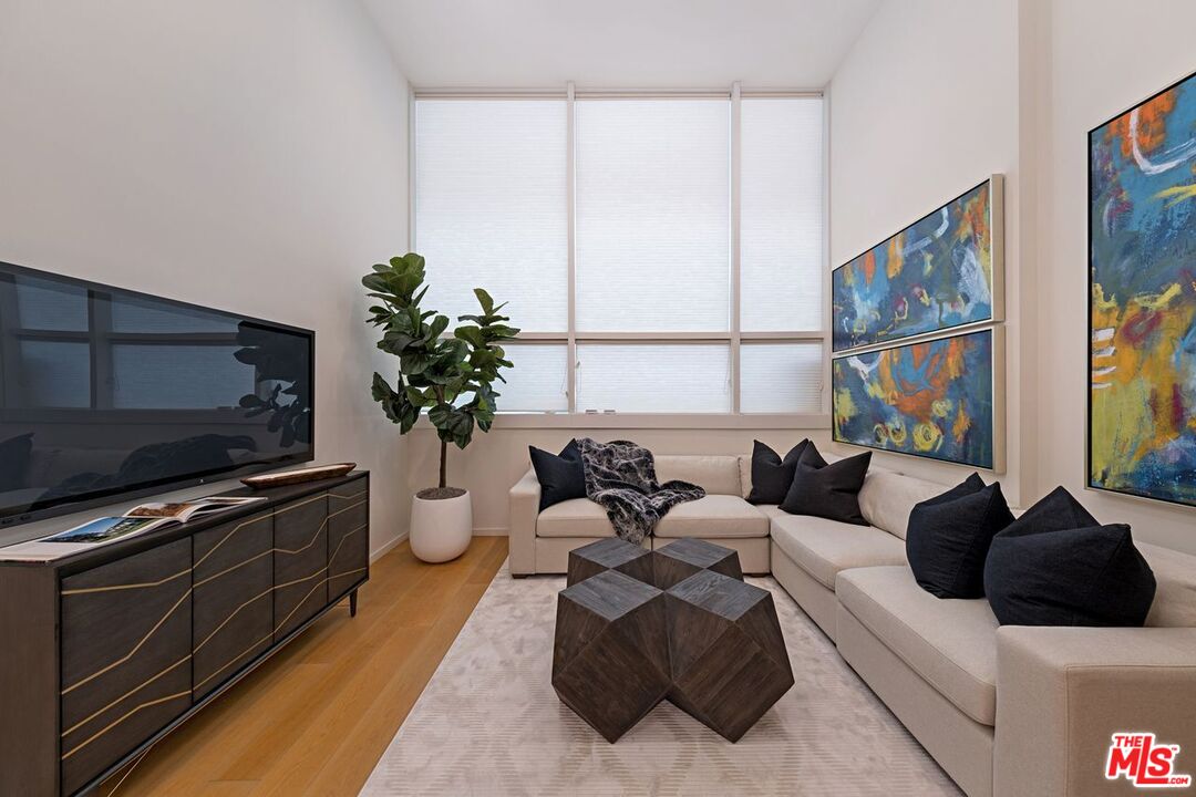 Santa Monica, California, 90401, United States, 2 Bedrooms Bedrooms, ,2 BathroomsBathrooms,Residential,For Sale,2001911