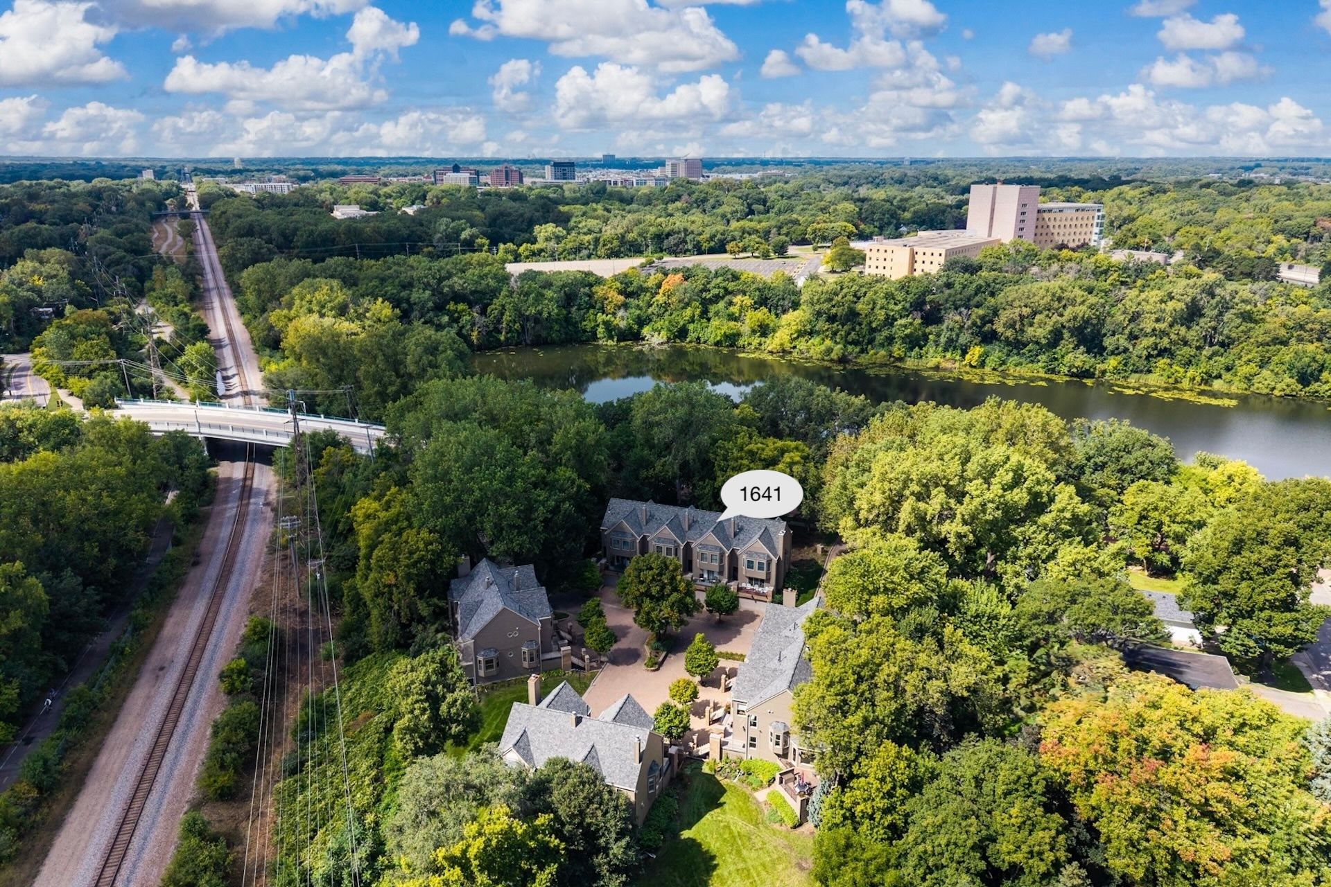  Renovated Townhome with Panoramic Views of Cedar Lake - 物件實景
