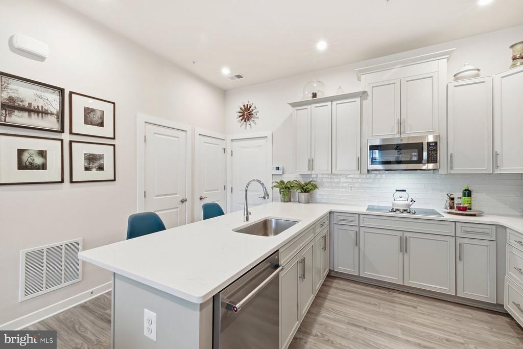 Rockville, Maryland, 20855, United States, 2 Bedrooms Bedrooms, ,3 BathroomsBathrooms,Residential,For Sale,2010770