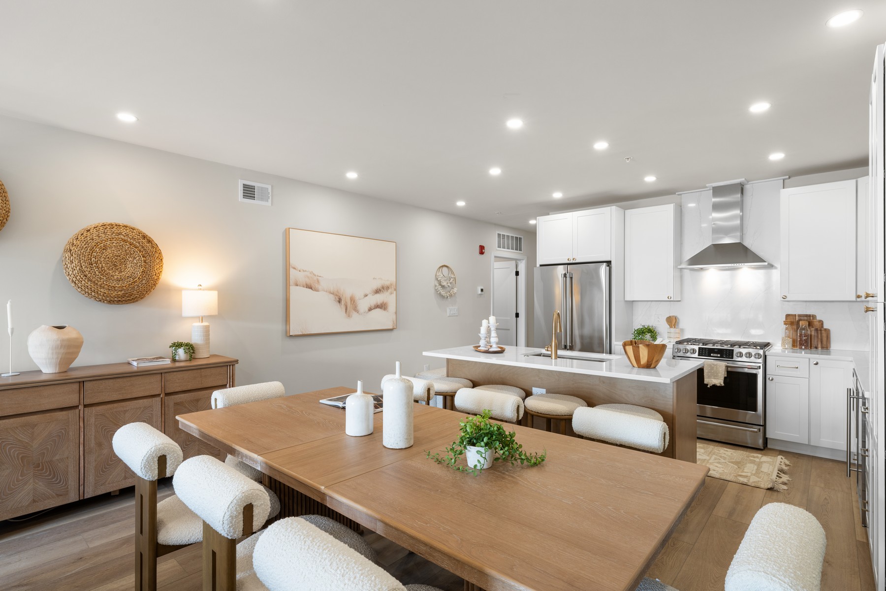  323 E Oak Avenue #202 - 物件實景