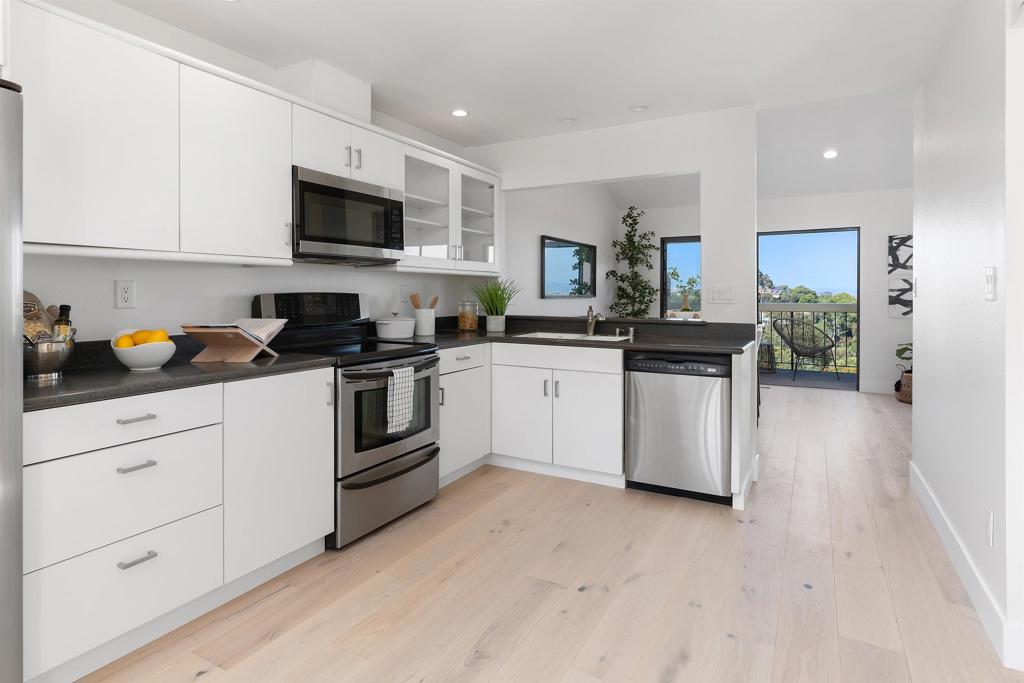 La Jolla, California, 92037, United States, 2 Bedrooms Bedrooms, ,3 BathroomsBathrooms,Residential,For Sale,1938534