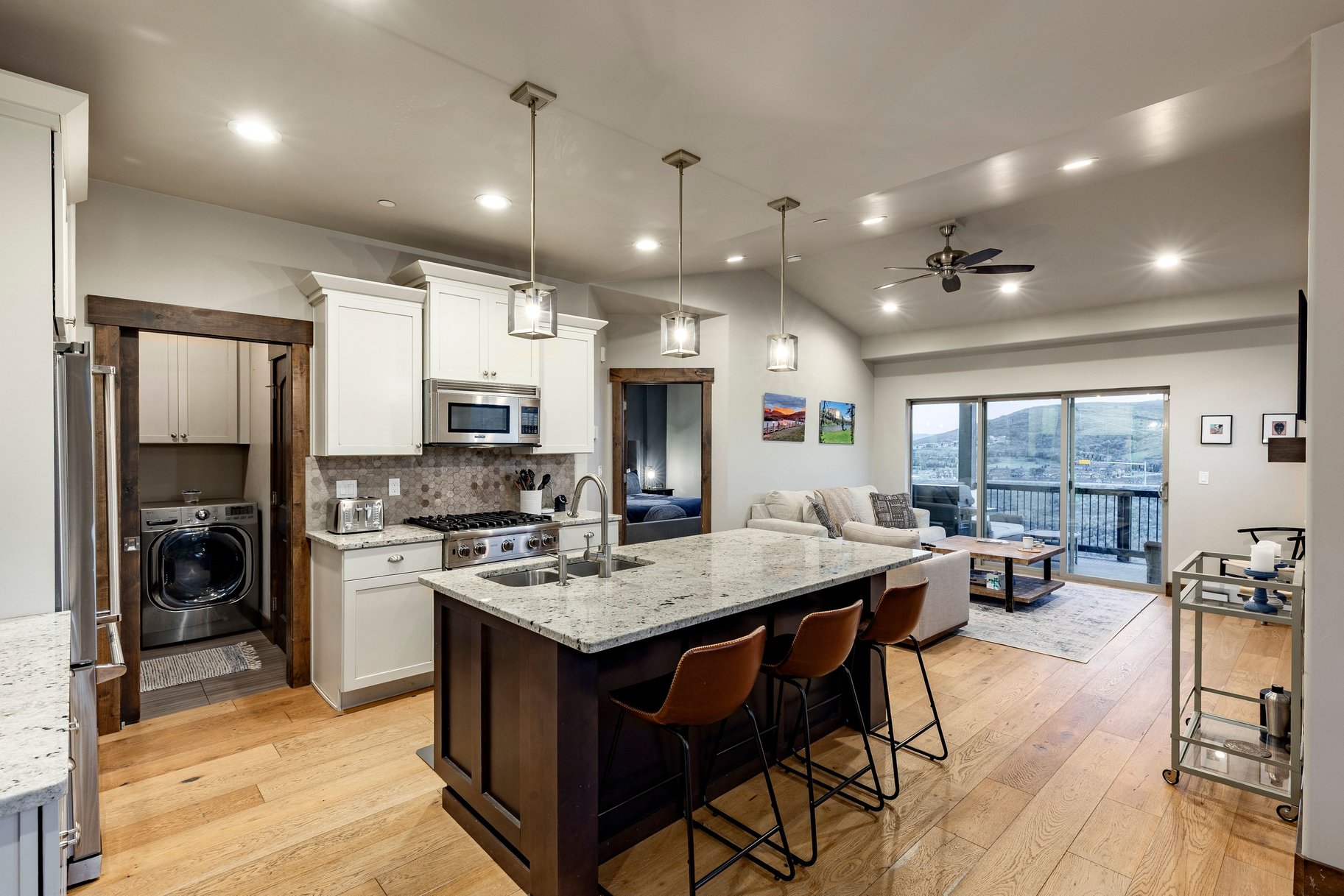  Stunning End-Unit Townhome With Loads of Natural Light - 物件實景