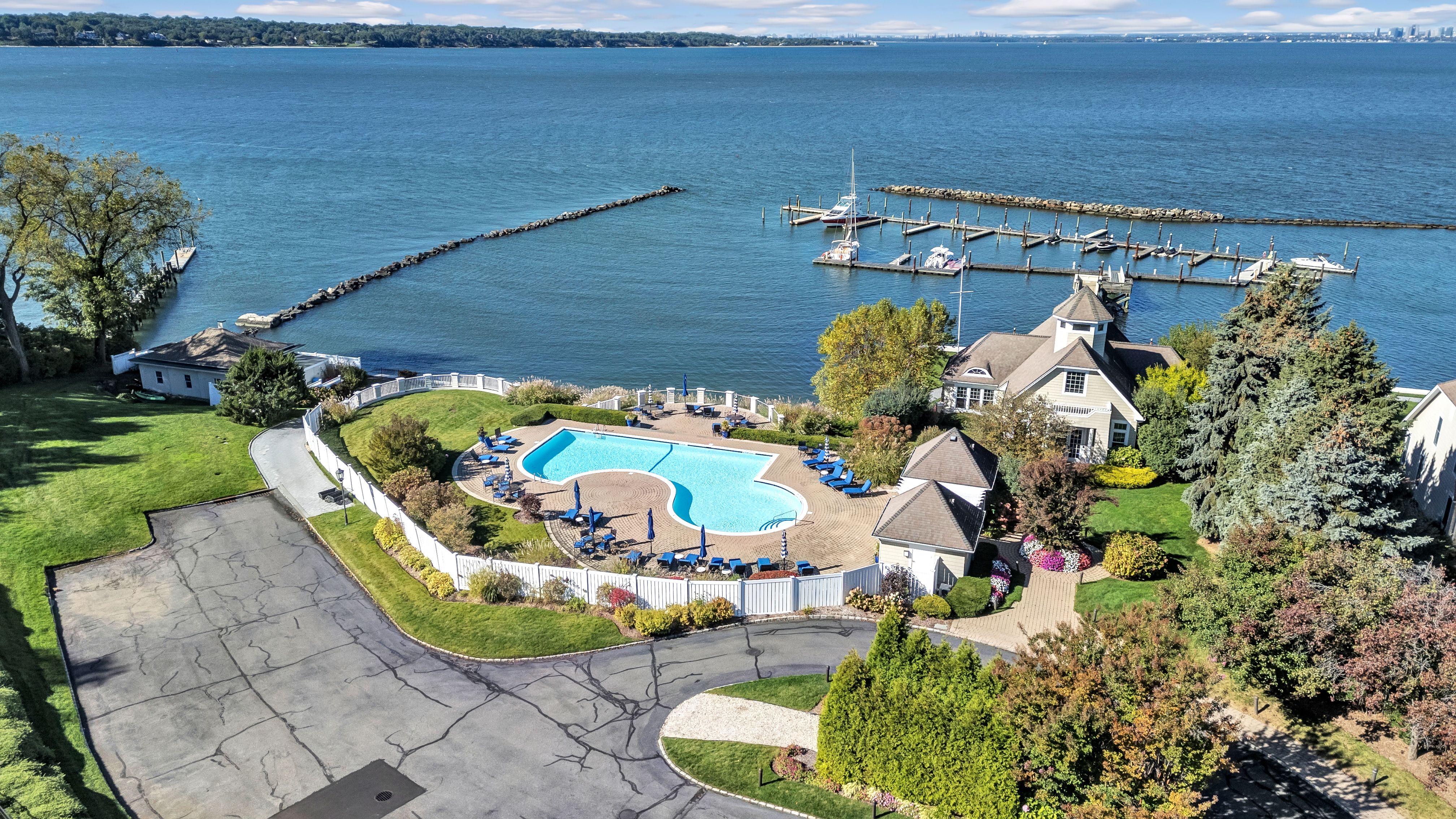  40 Pembroke Drive, Glen Cove, NY, 11542 - 物件實景
