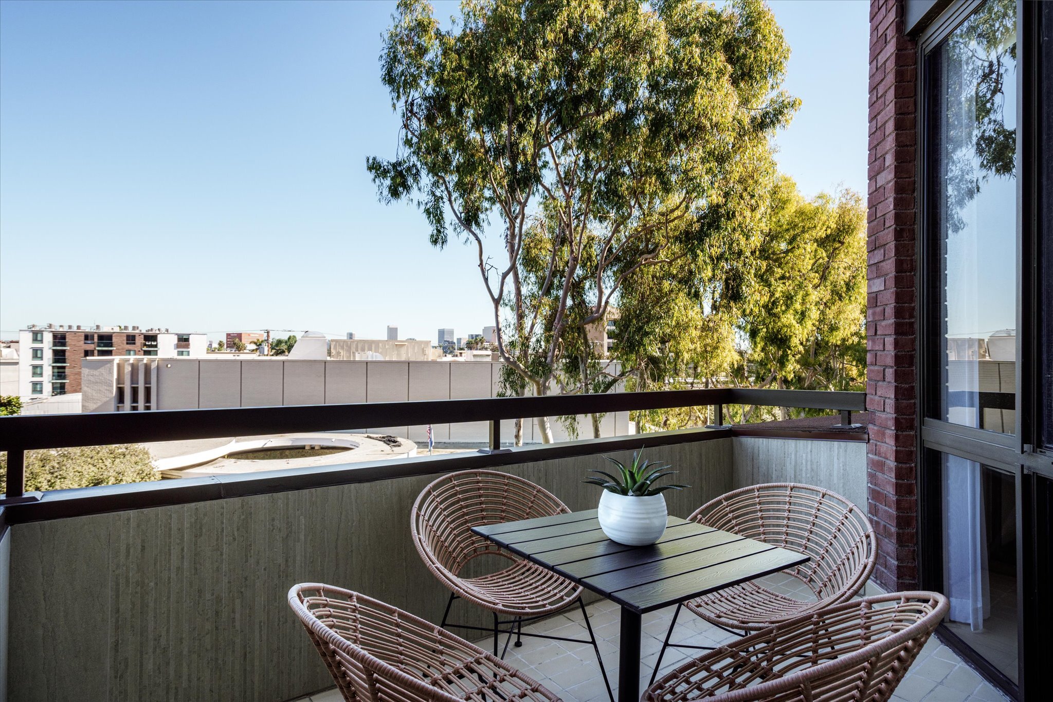  300 N Swall Dr - 物件實景