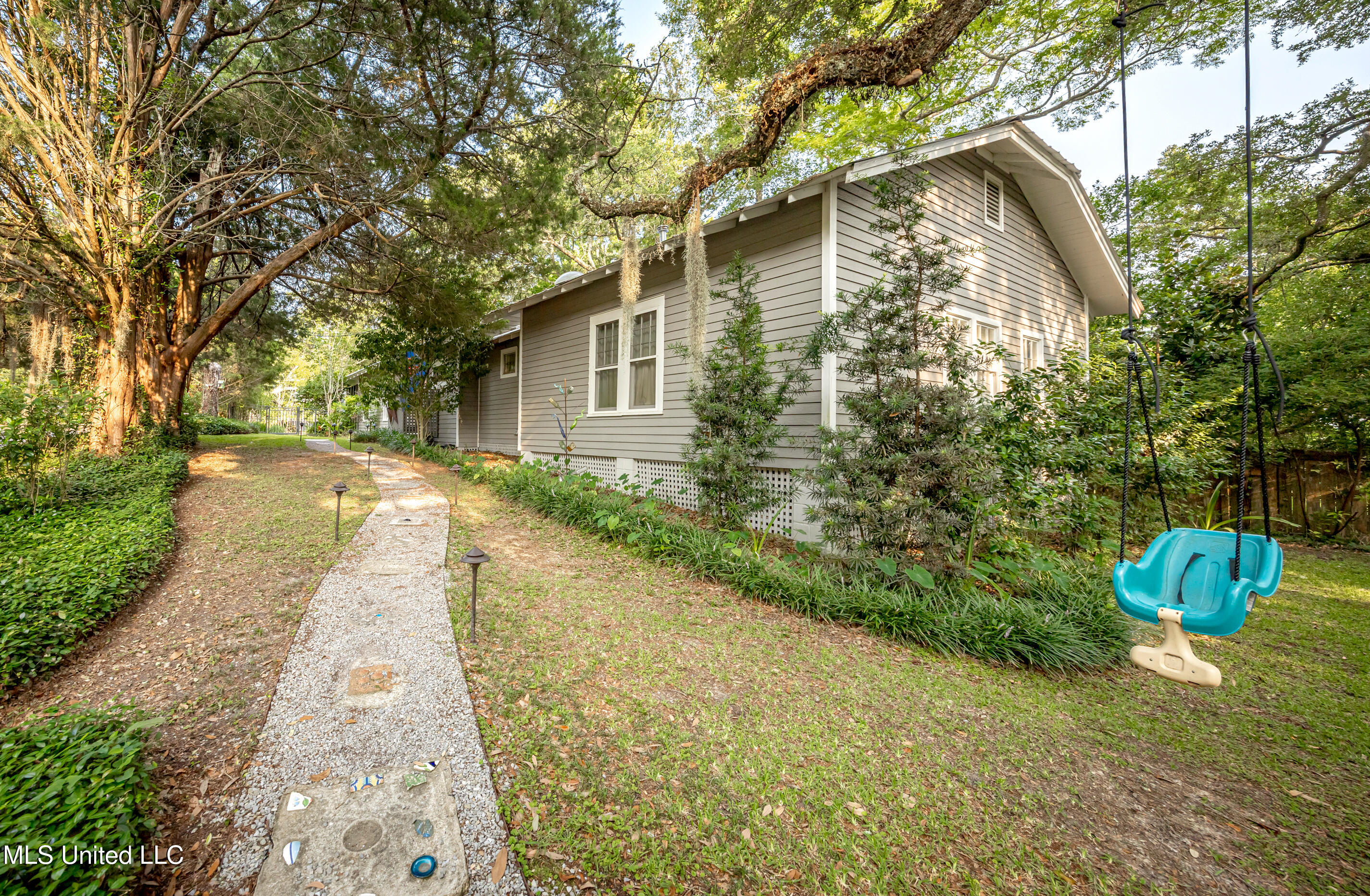 Ocean Springs, Mississippi, 39564, United States, 3 Bedrooms Bedrooms, ,2 BathroomsBathrooms,Residential,For Sale,1847227