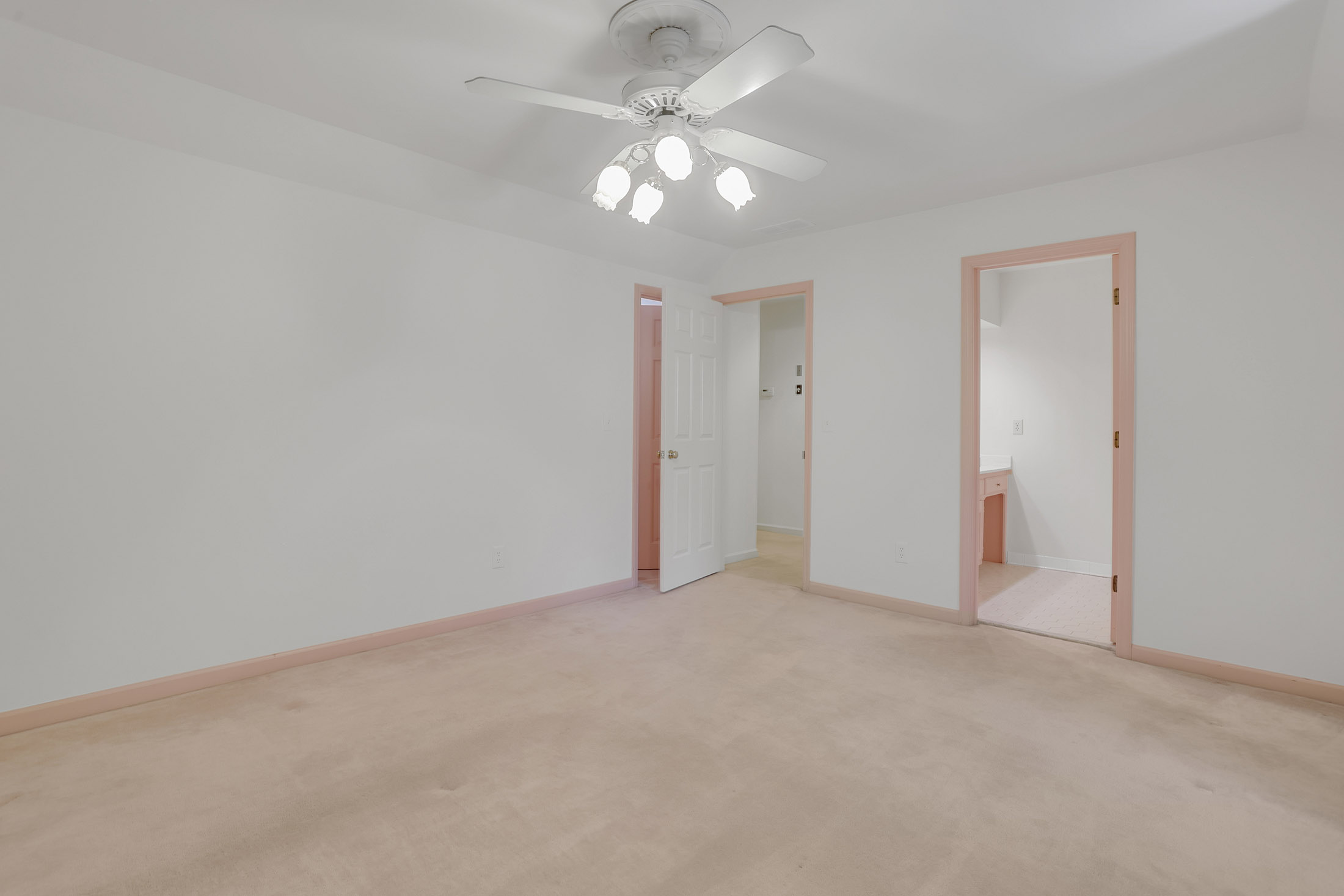  Glen Errol Gem with Daylight Basement and Expansion Potential - 物件實景