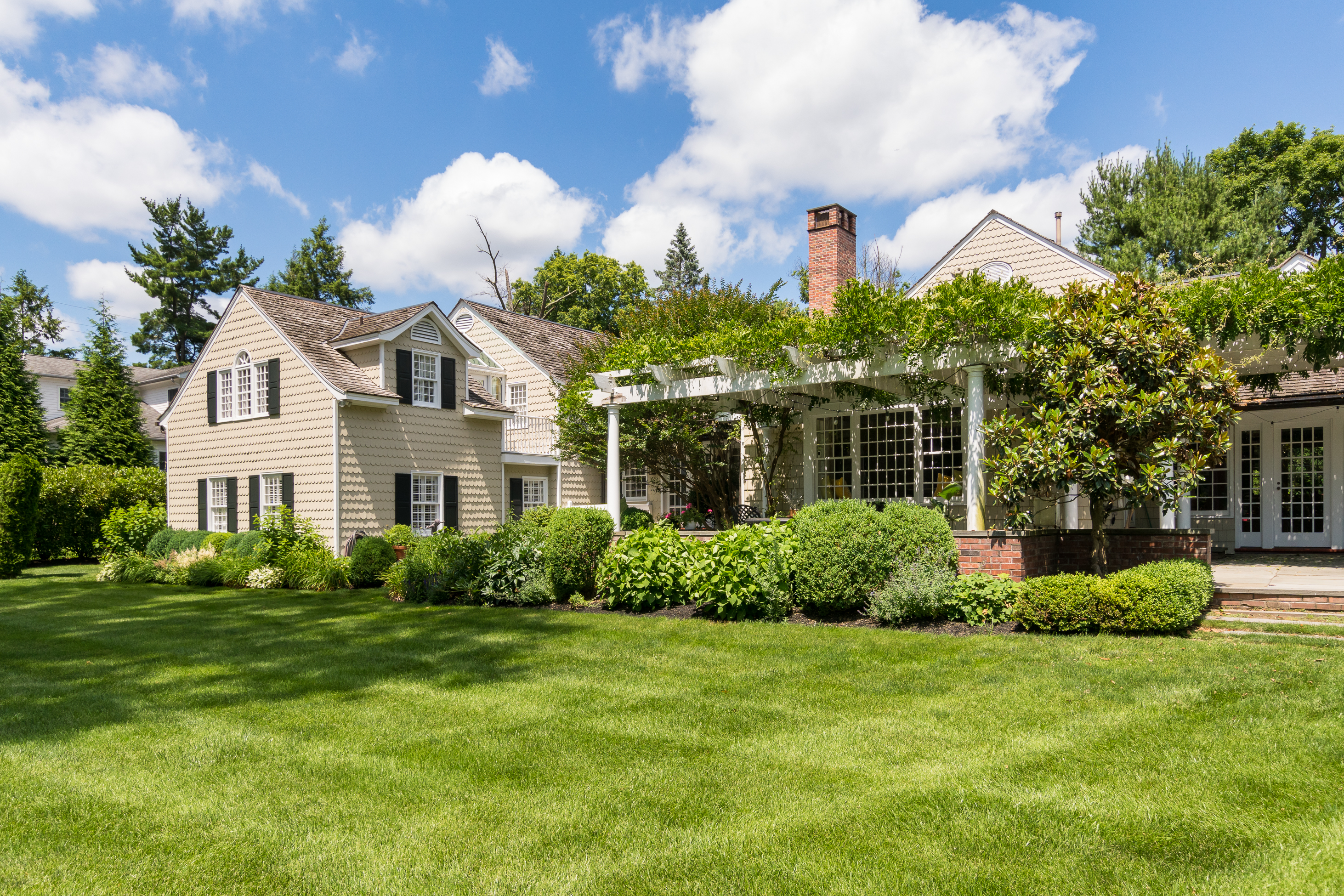  a gated western section home where  european gardens meet storybook style - 物件實景