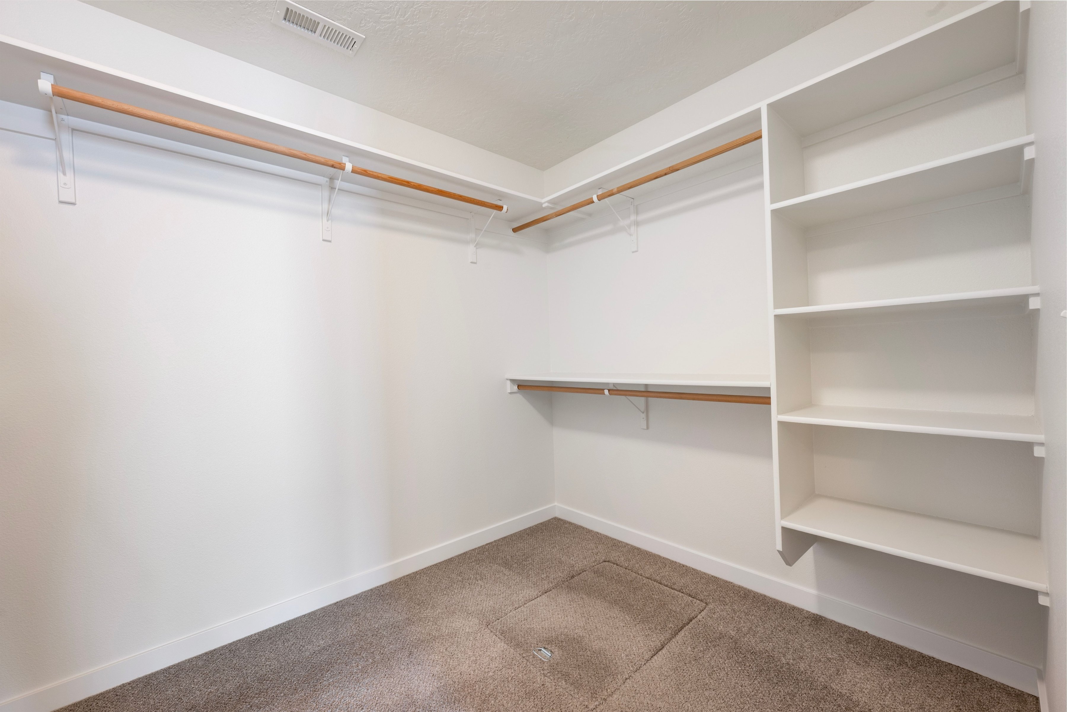  Better Than New  Move-In Ready with Space to Live & Relax - 物件實景