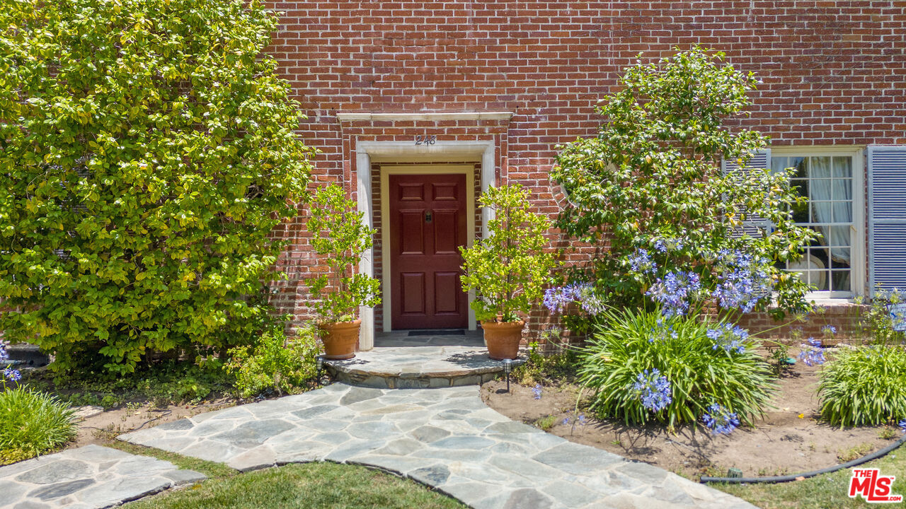 Los Angeles, California, 90004, United States, 6 Bedrooms Bedrooms, ,7 BathroomsBathrooms,Residential,For Sale,1907510