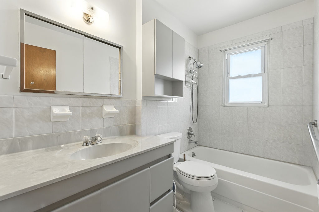 Floral Park, New York, 11001, United States, 3 Bedrooms Bedrooms, ,3 BathroomsBathrooms,Residential,For Sale,1928603