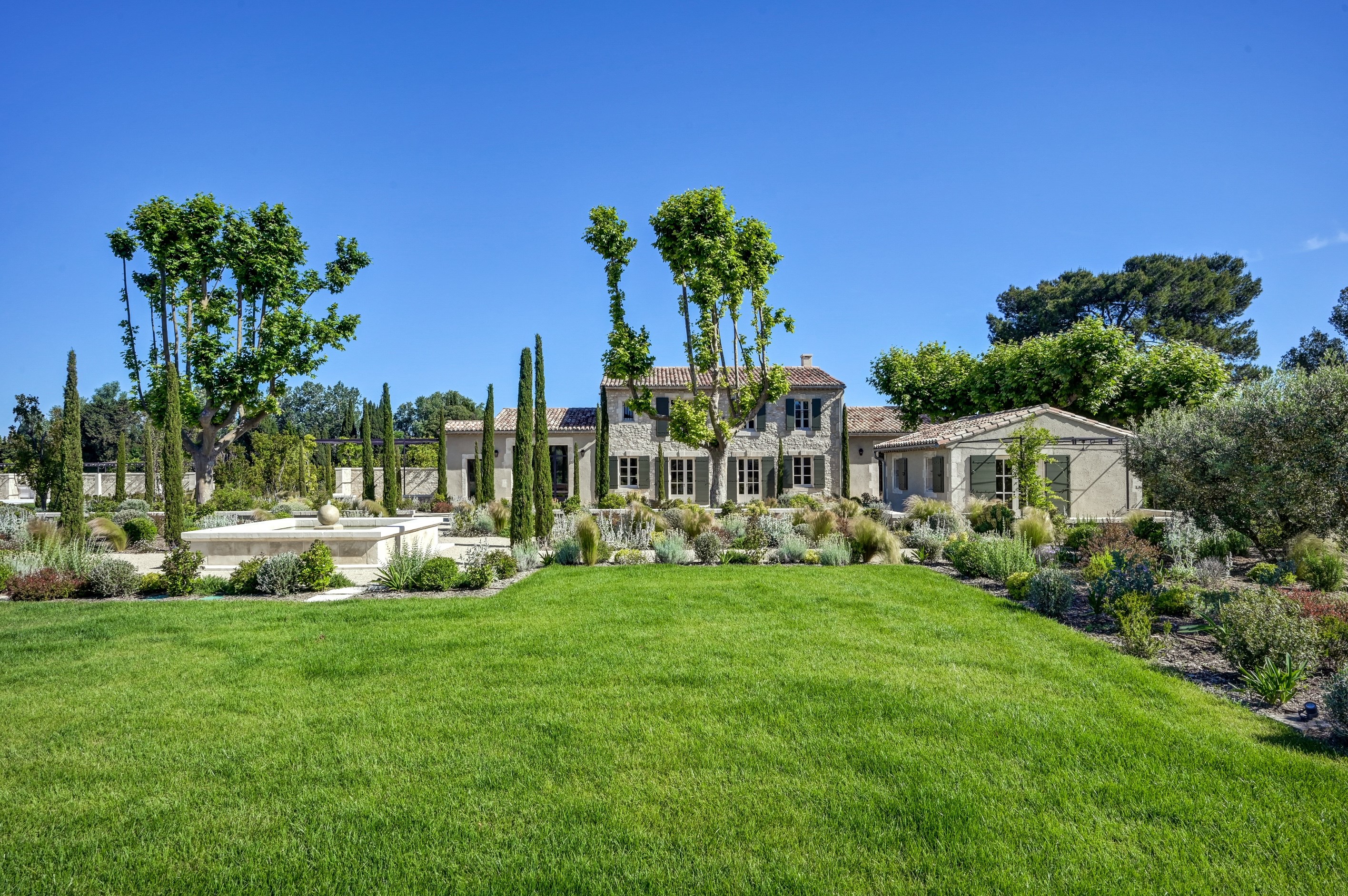  Renovated stone farmhouse with stunning views of the Alpilles, tennis court and… - 物件實景