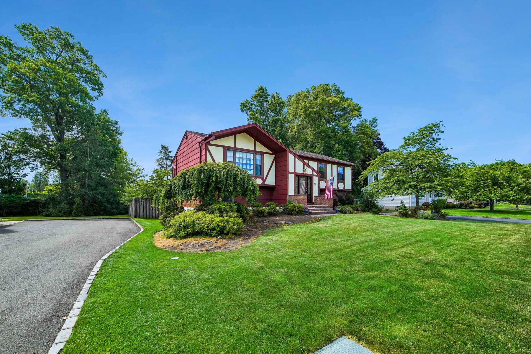  ?Oak Park? Bi-Level Provides Space Location and Long-Term Value - 物件實景