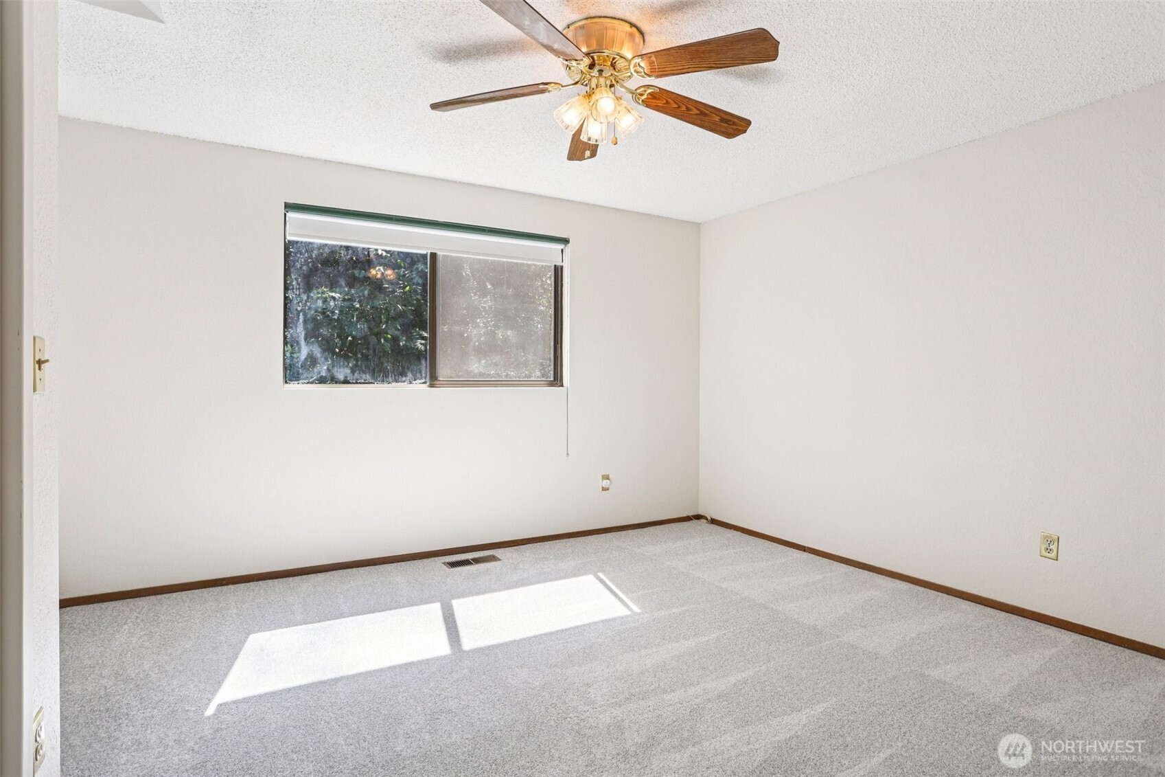 Lake Forest Park, Washington, 98155, United States, 4 Bedrooms Bedrooms, ,2 BathroomsBathrooms,Residential,For Sale,1936982