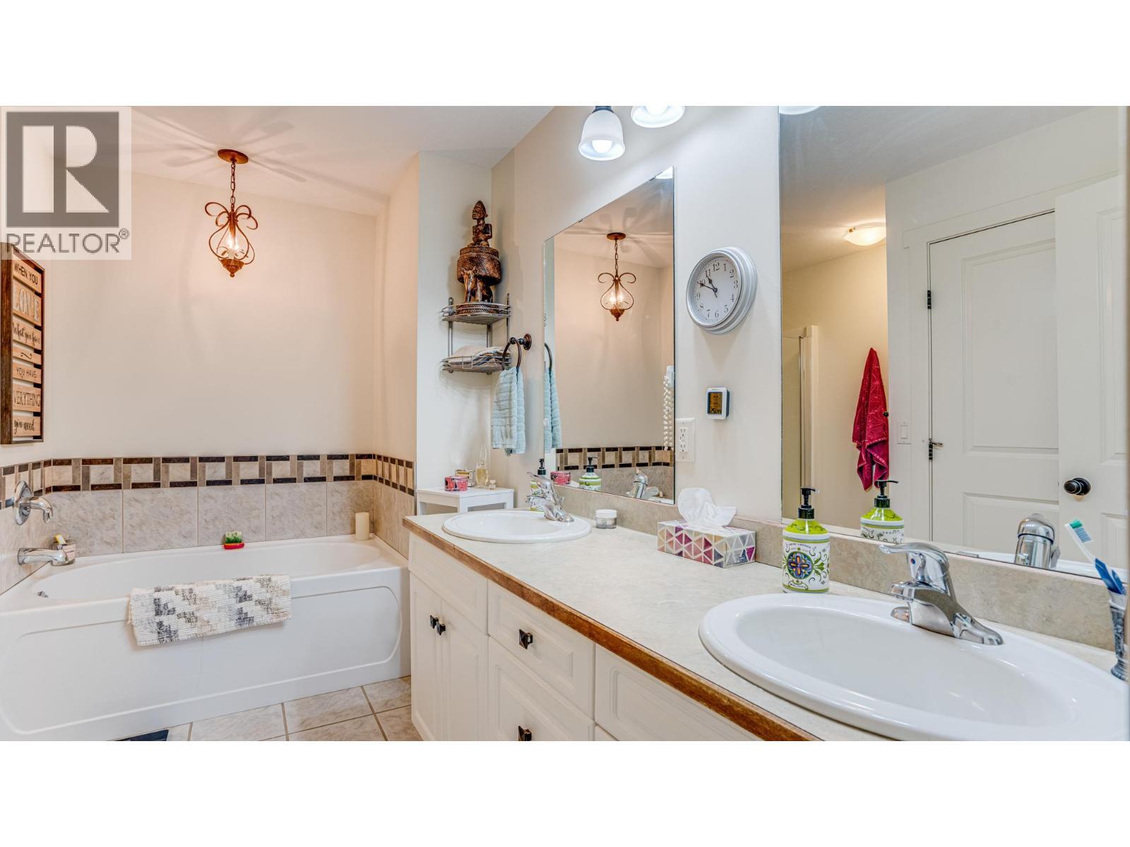 SALMON ARM, British Columbia, V1E 2B6, CA, 3 Bedrooms Bedrooms, ,2 BathroomsBathrooms,Residential,For Sale,1950686