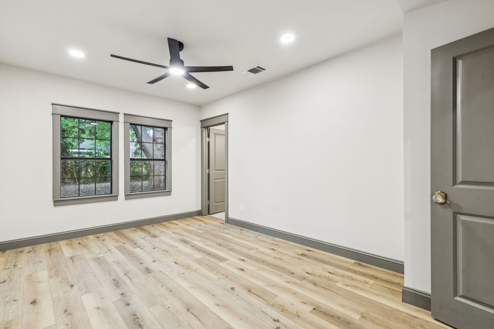 Dallas, Texas, 75208, United States, 3 Bedrooms Bedrooms, ,3 BathroomsBathrooms,Residential,For Sale,1926377