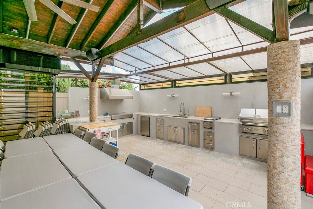 Glendale, California, 91201, United States, 4 Bedrooms Bedrooms, ,5 BathroomsBathrooms,Residential,For Sale,1969452