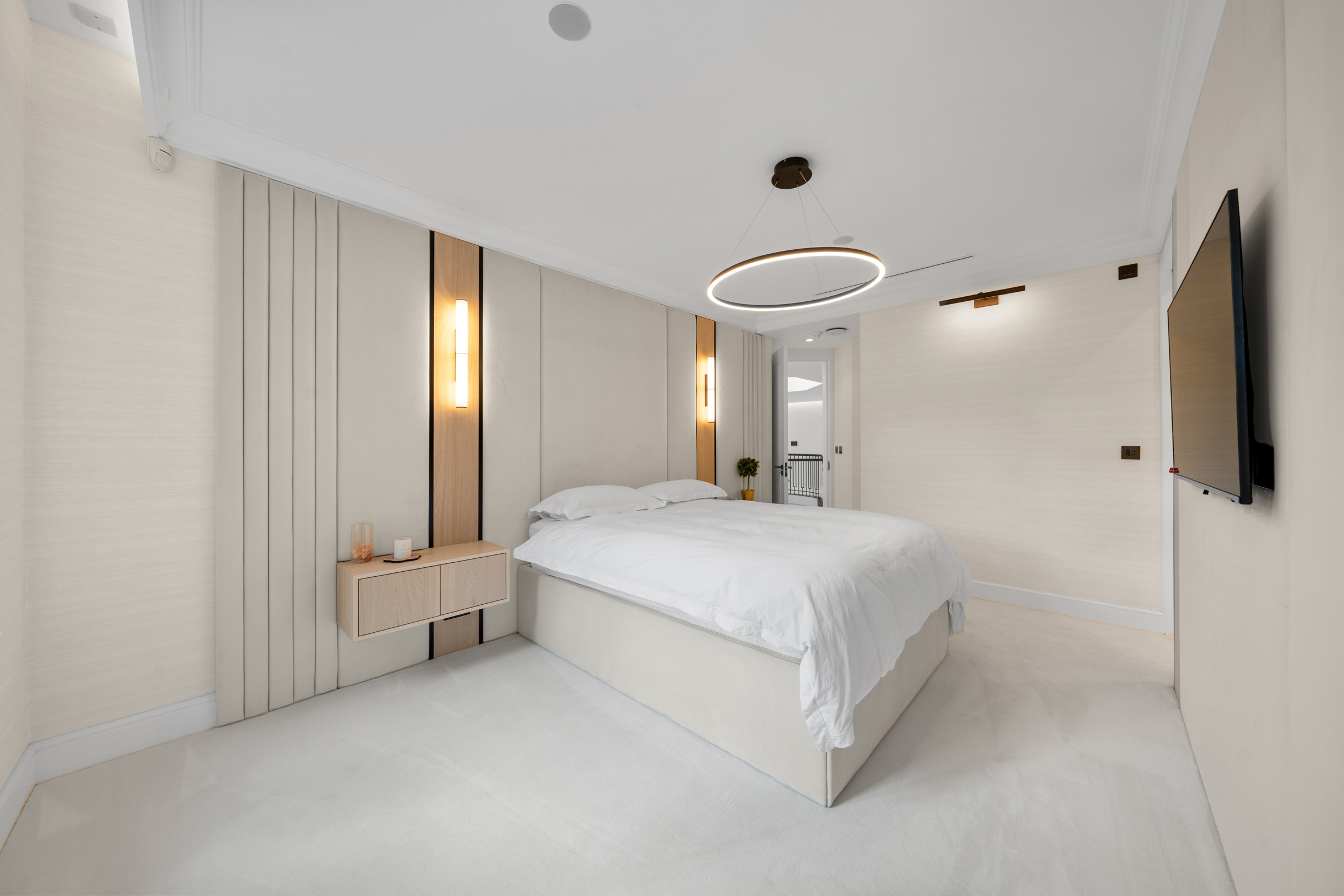  A six-bedroom St George’s Hill house with a private spa and rising-floor pool - 物件實景