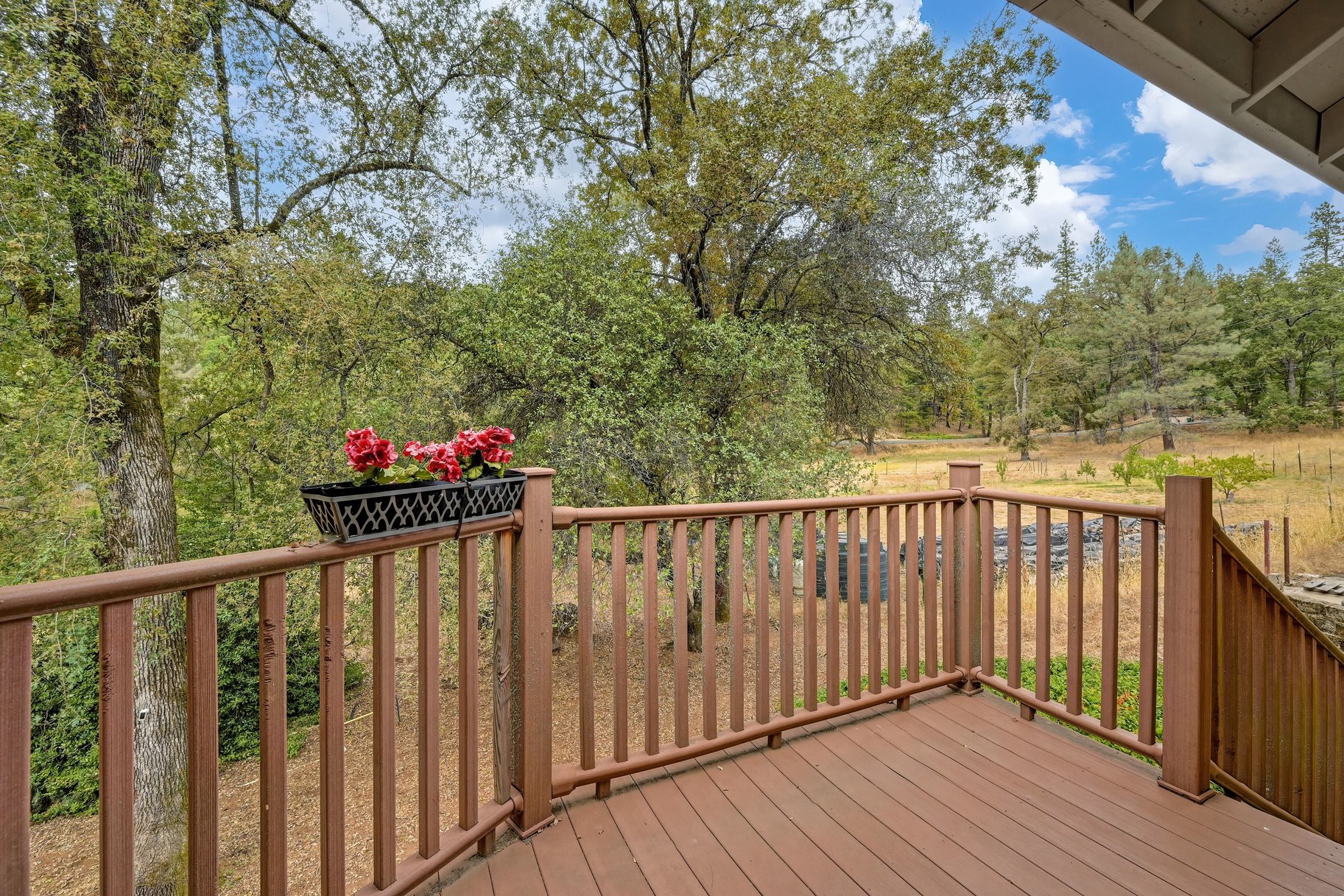  Spacious Grass Valley Country Property, 5 acres, shop and pond - 物件實景