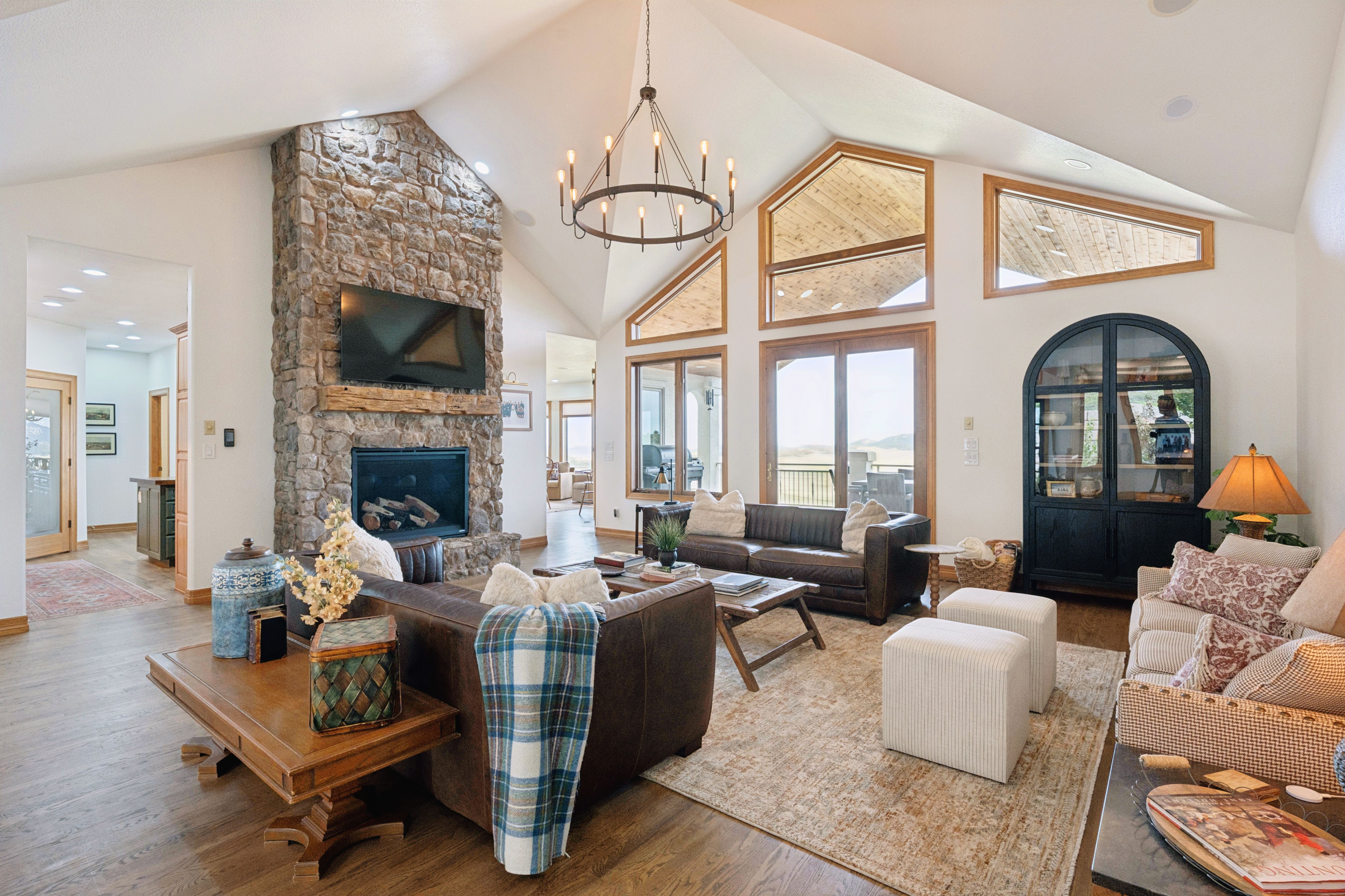  Remodeled 6,100 sq ft rancher on a magical setting spanning 72 acres - 物件實景
