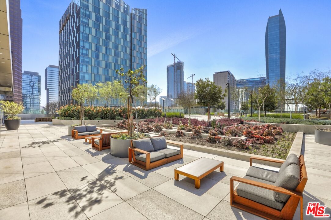 Los Angeles, California, 90017, United States, 1 Bedroom Bedrooms, ,2 BathroomsBathrooms,Residential,For Sale,1987856