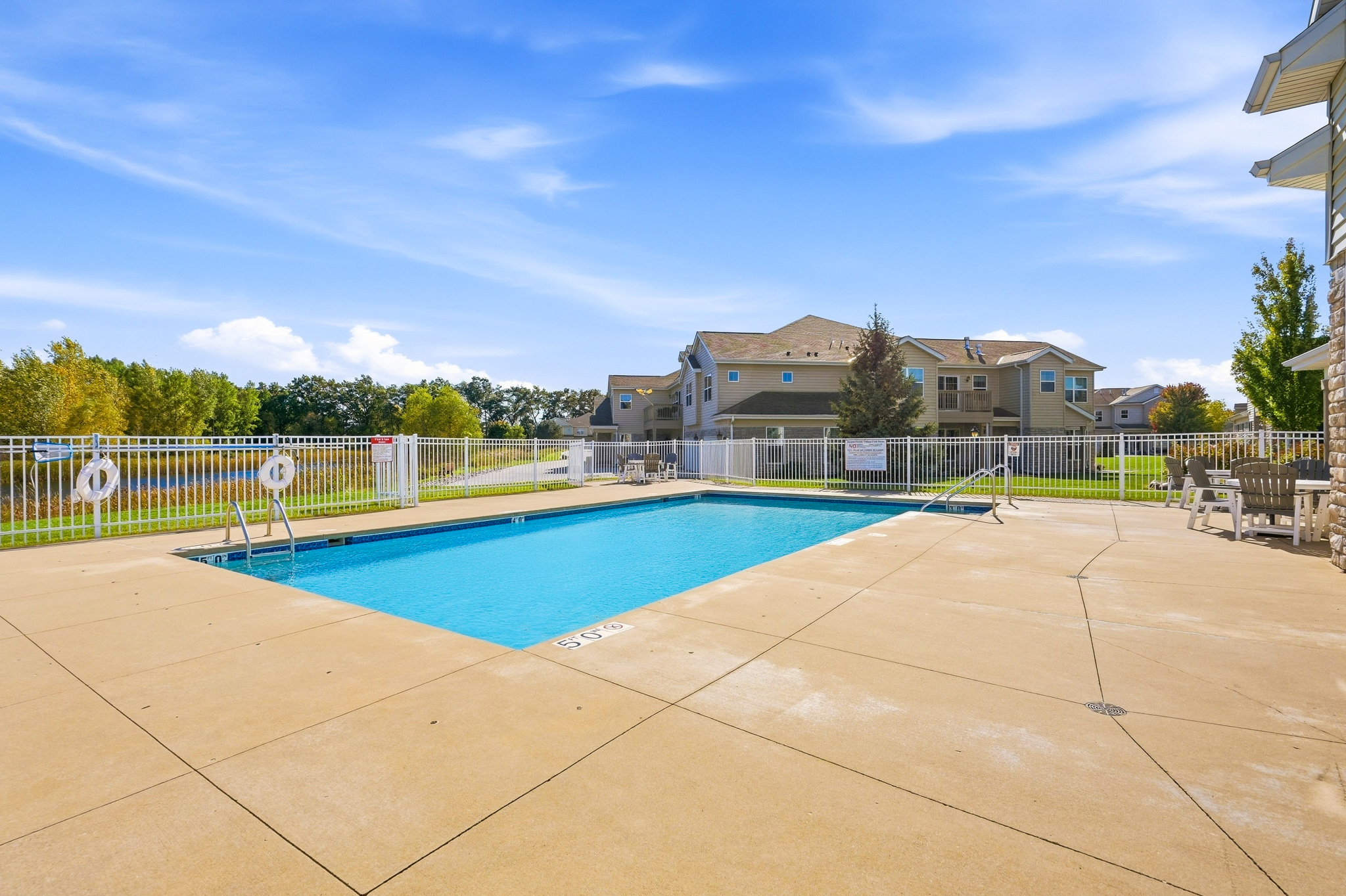  Pewaukee Condo with Scenic Pond Views & Resort Amenities - 物件實景