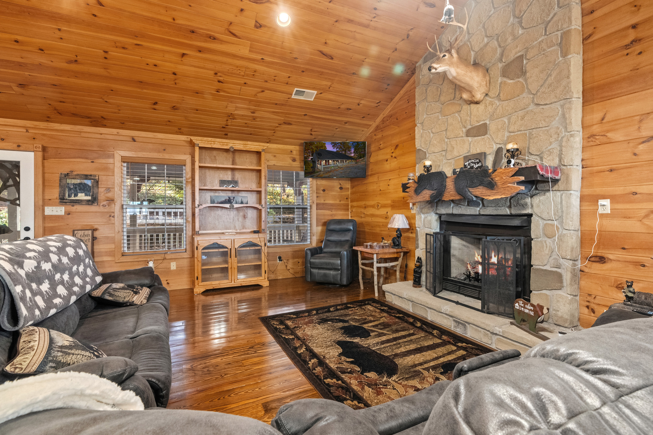 Sevierville, Tennessee, 37876, United States, 2 Bedrooms Bedrooms, ,4 BathroomsBathrooms,Residential,For Sale,1988602