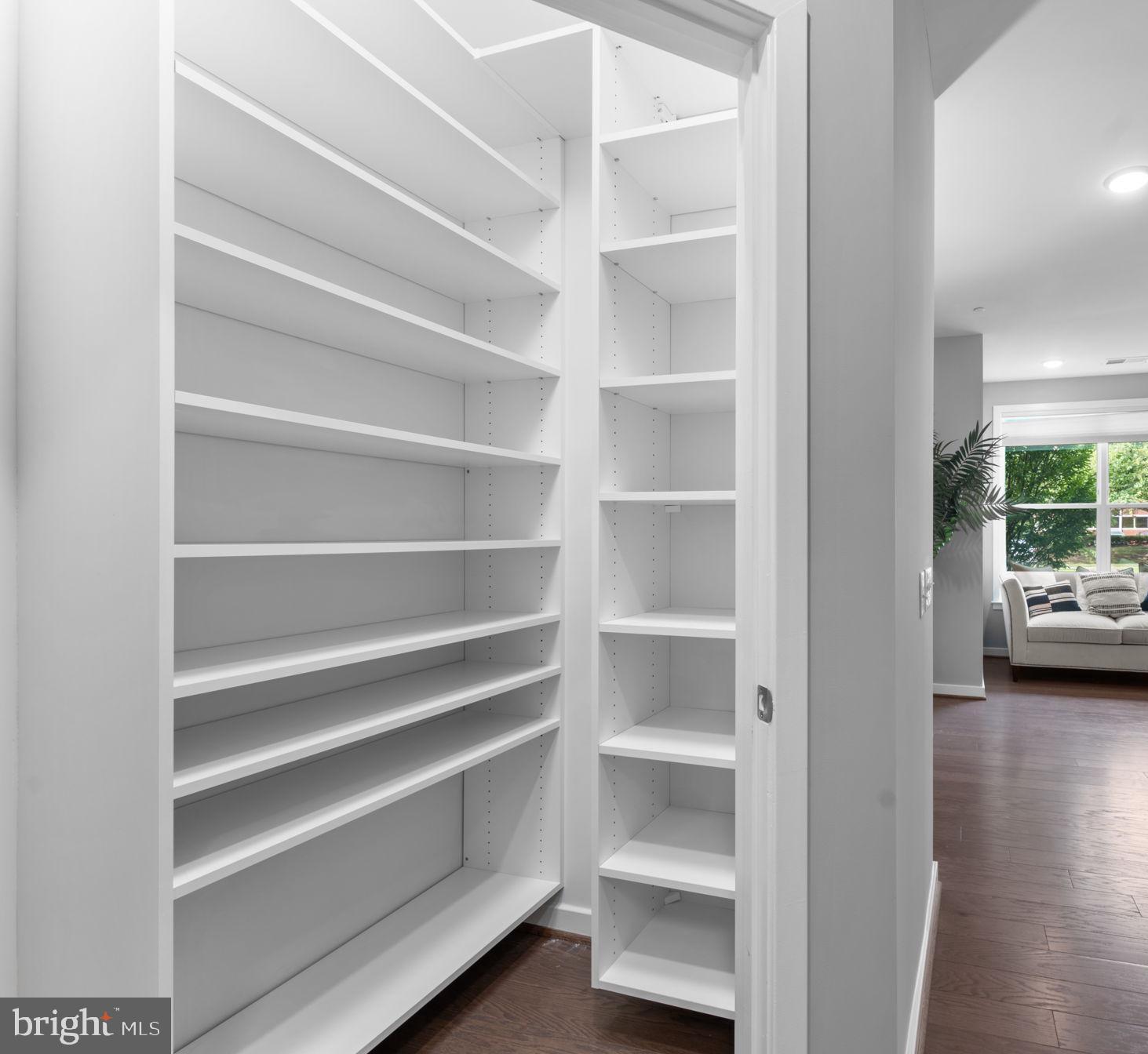 Fairfax, Virginia, 22030, United States, 2 Bedrooms Bedrooms, ,2 BathroomsBathrooms,Residential,For Sale,1893335