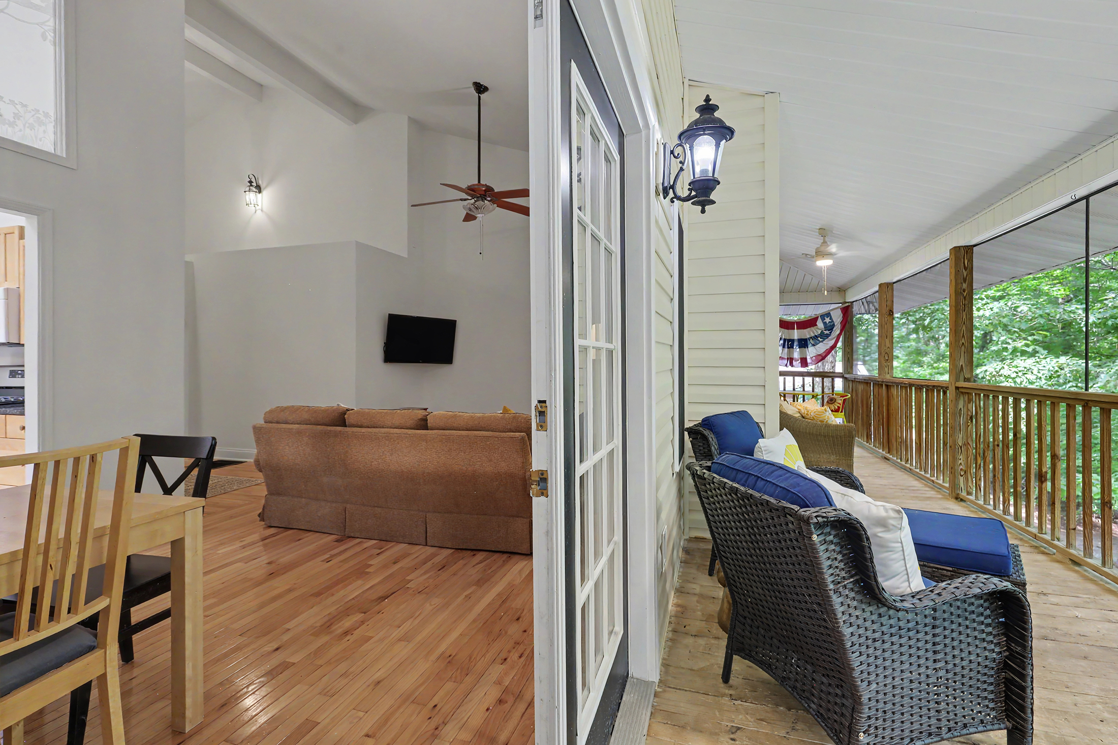  Inviting Cottage Blends a Scenic Mountain Retreat and Easy Lake Living - 物件實景