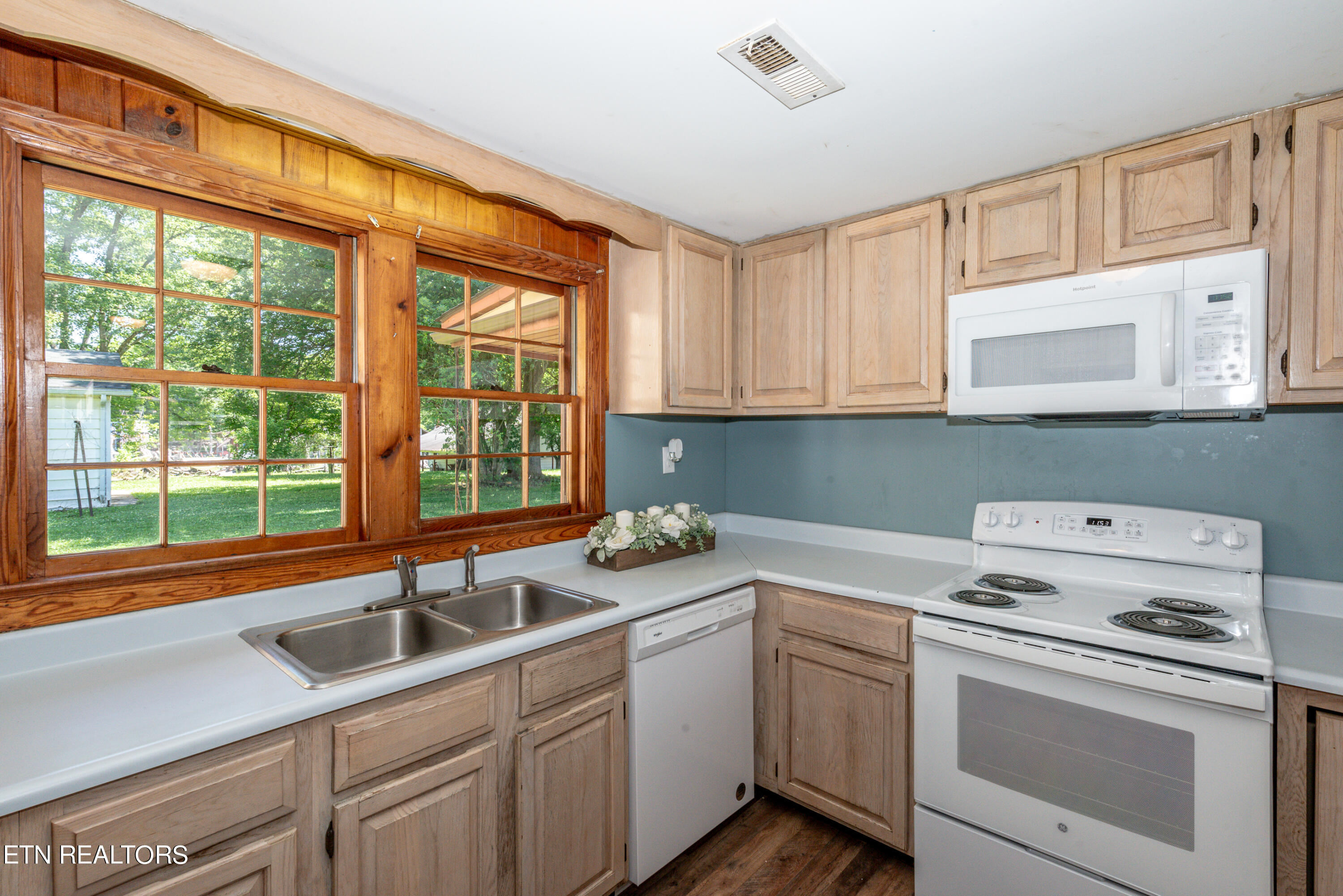 Townsend, Tennessee, 37882, United States, 3 Bedrooms Bedrooms, ,2 BathroomsBathrooms,Residential,For Sale,1984041