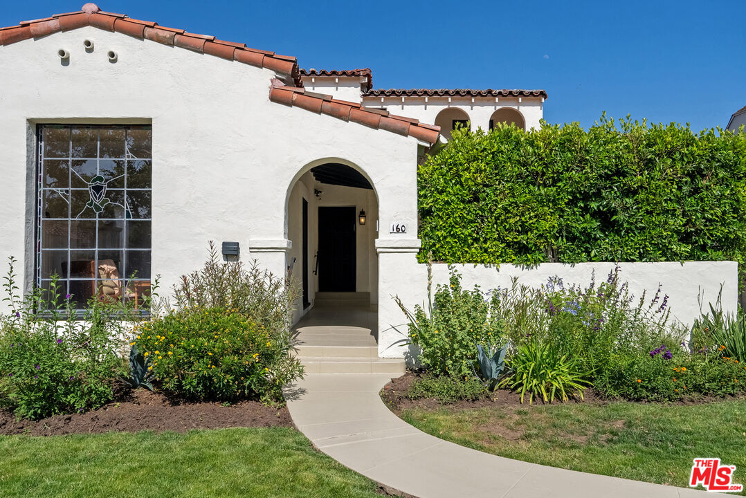 Los Angeles, California, 90036, United States, 4 Bedrooms Bedrooms, ,3 BathroomsBathrooms,Residential,For Sale,1849800