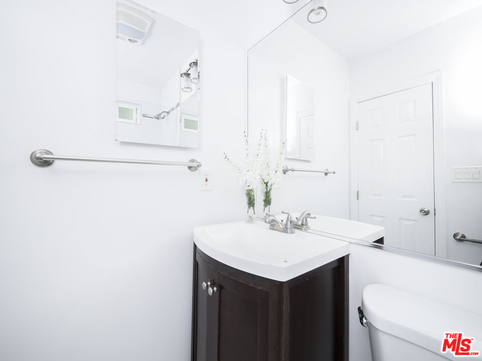 Los Angeles, California, 90066, United States, 4 Bedrooms Bedrooms, ,Residential,For Sale,1991946